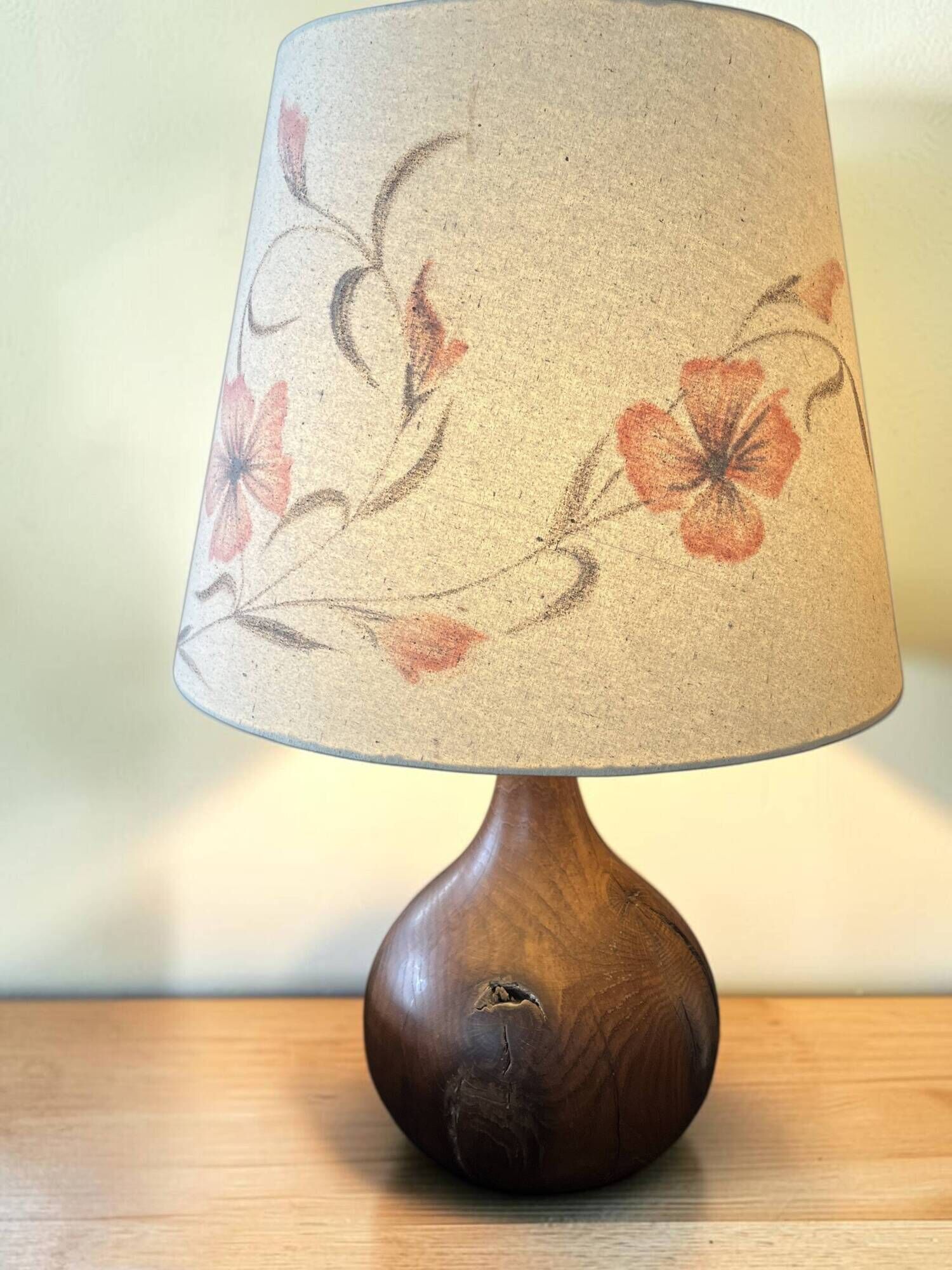 Important wooden floor lamp with a lampshade decorated with flowers from around 1970.
