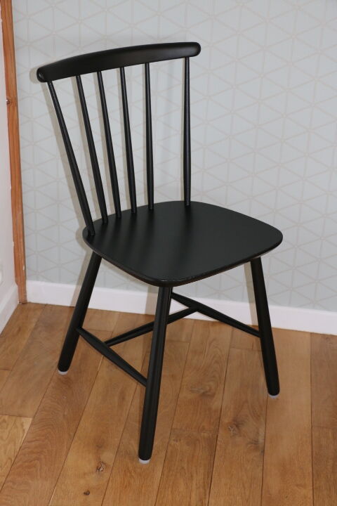 Black Scandinavian chair