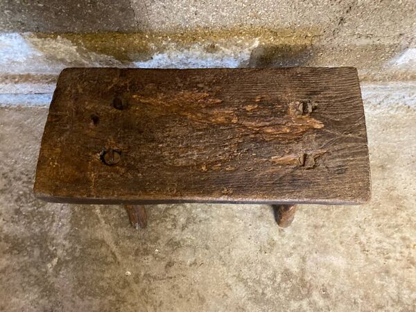 Banc de traite vernaculaire brutaliste ancien en chêne, France