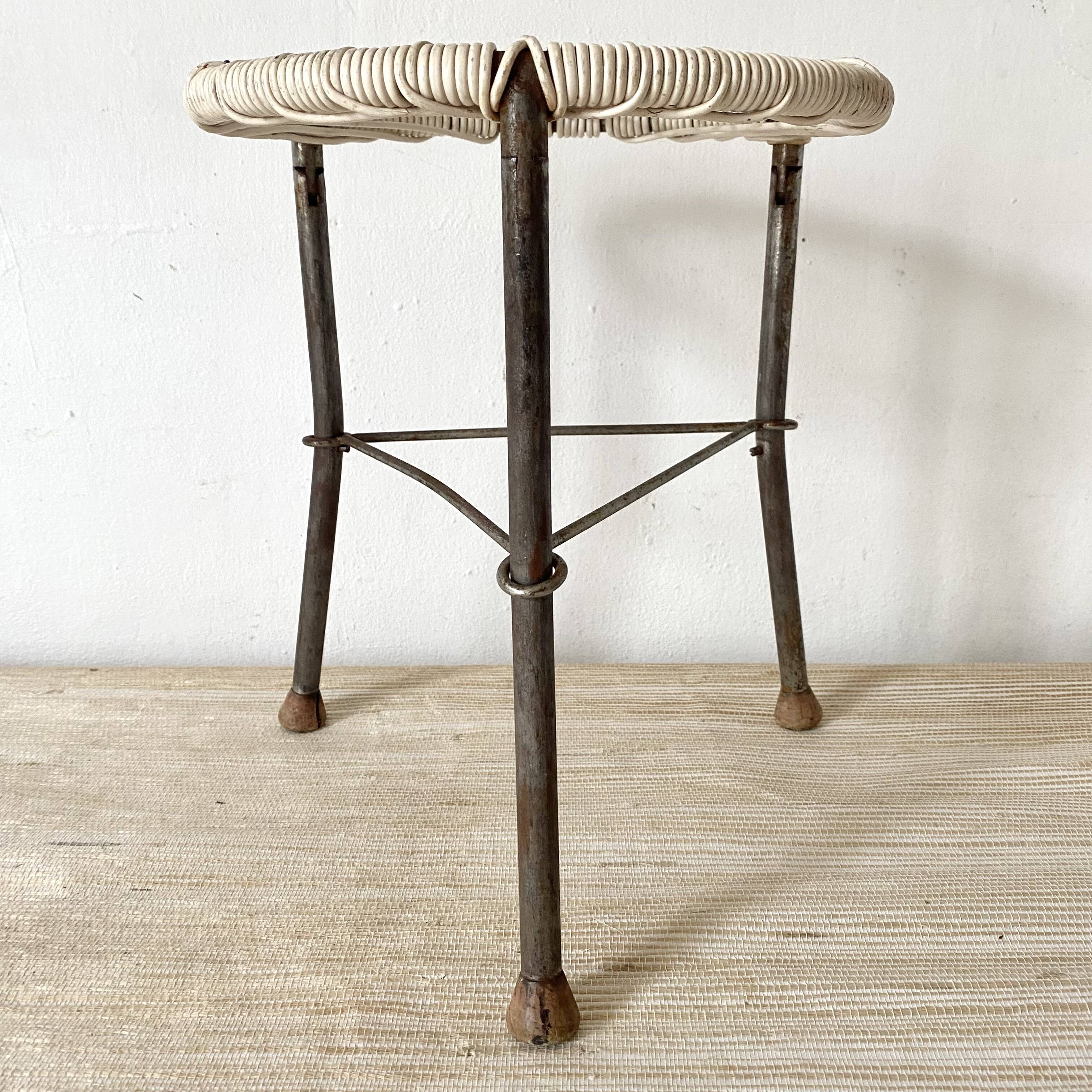 Folding stool in metal and braided scoubidou wire
