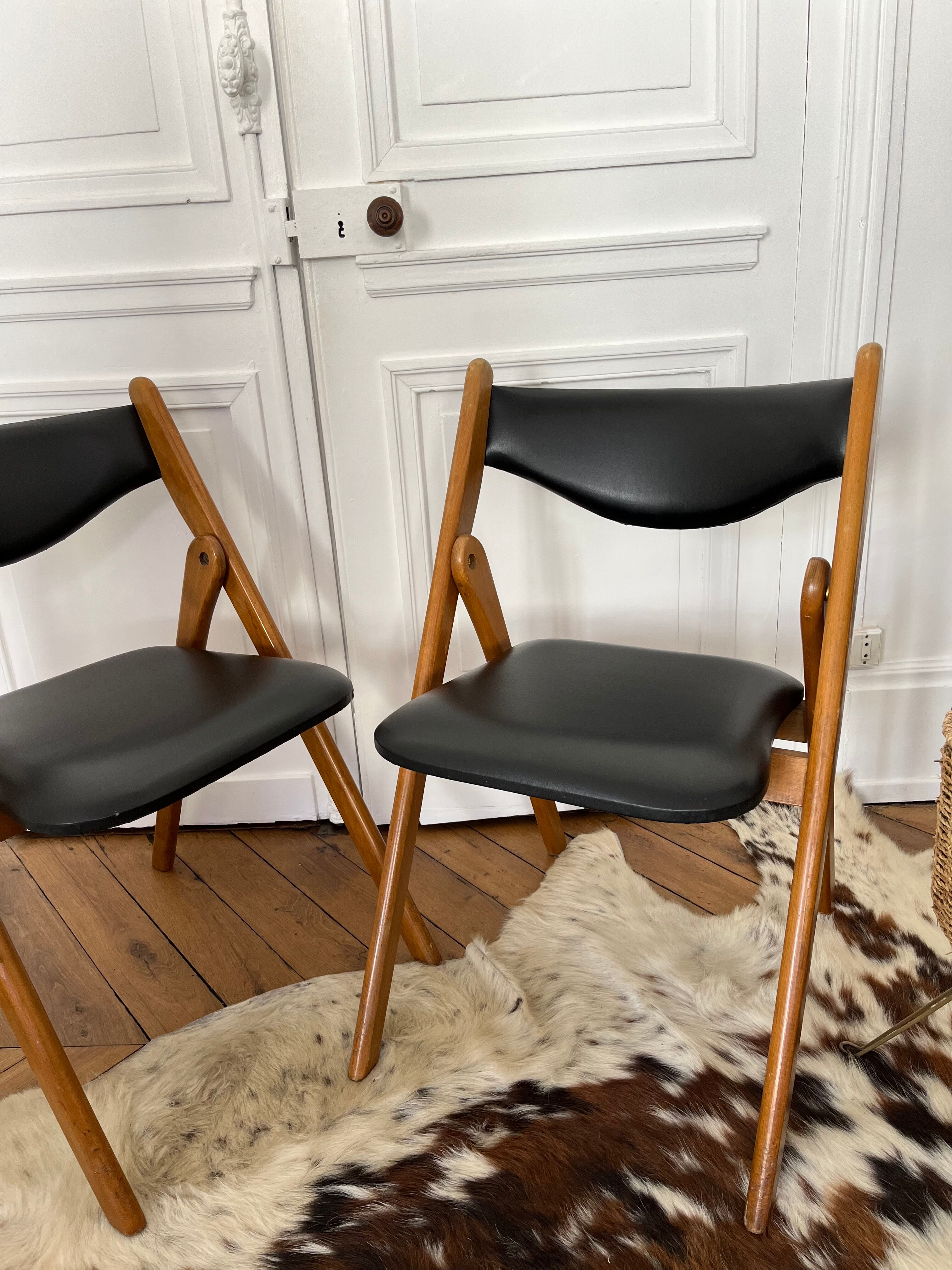 2 folding chairs wood and skaï
