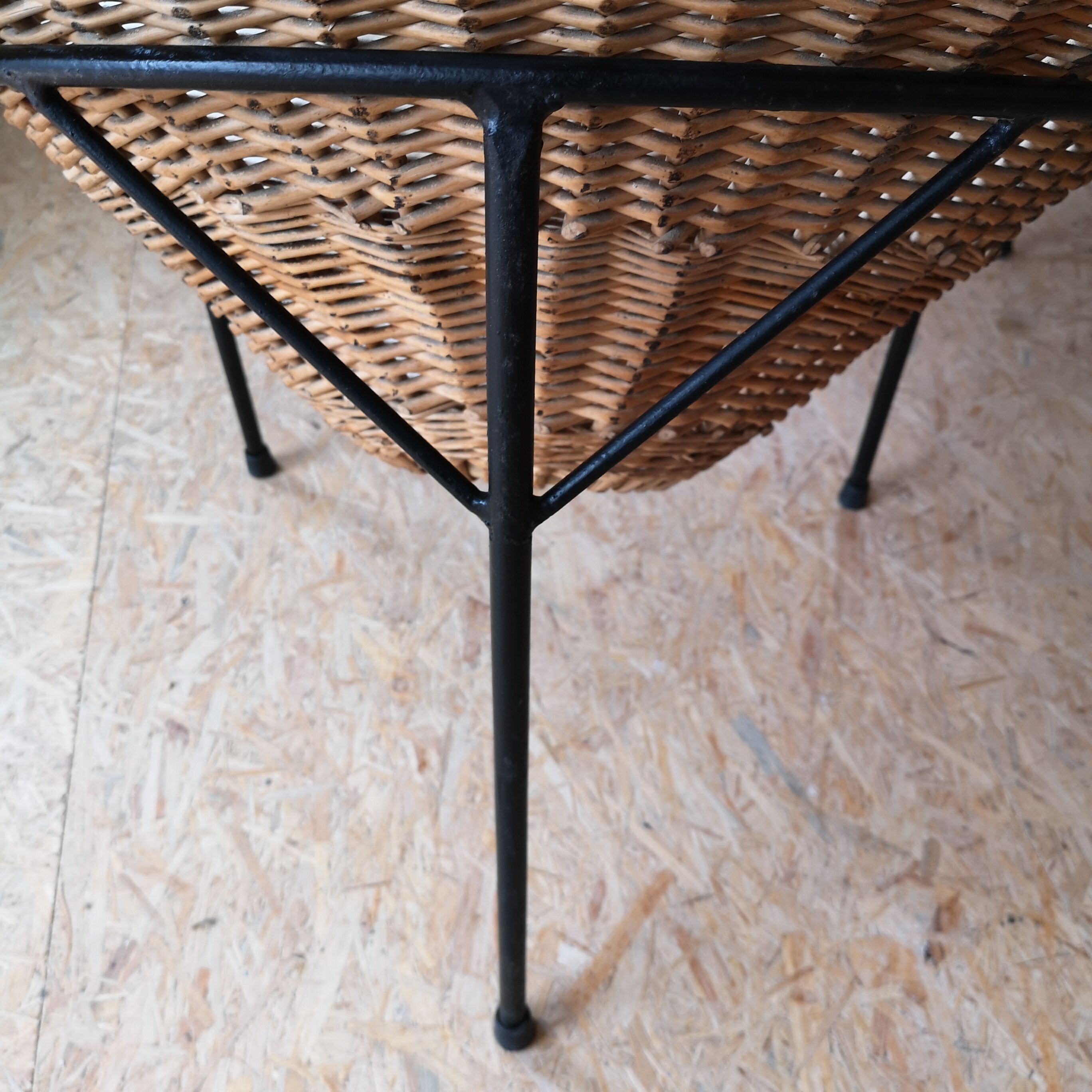 Wicker armchair years 60 tripod