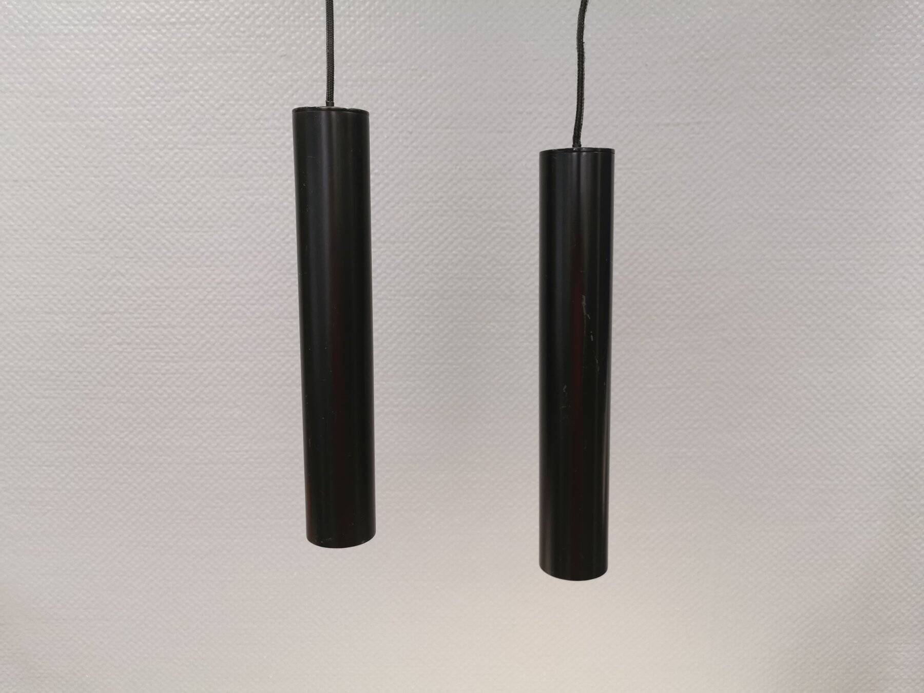 Deux suspensions de forme cylindrique en laque noire
