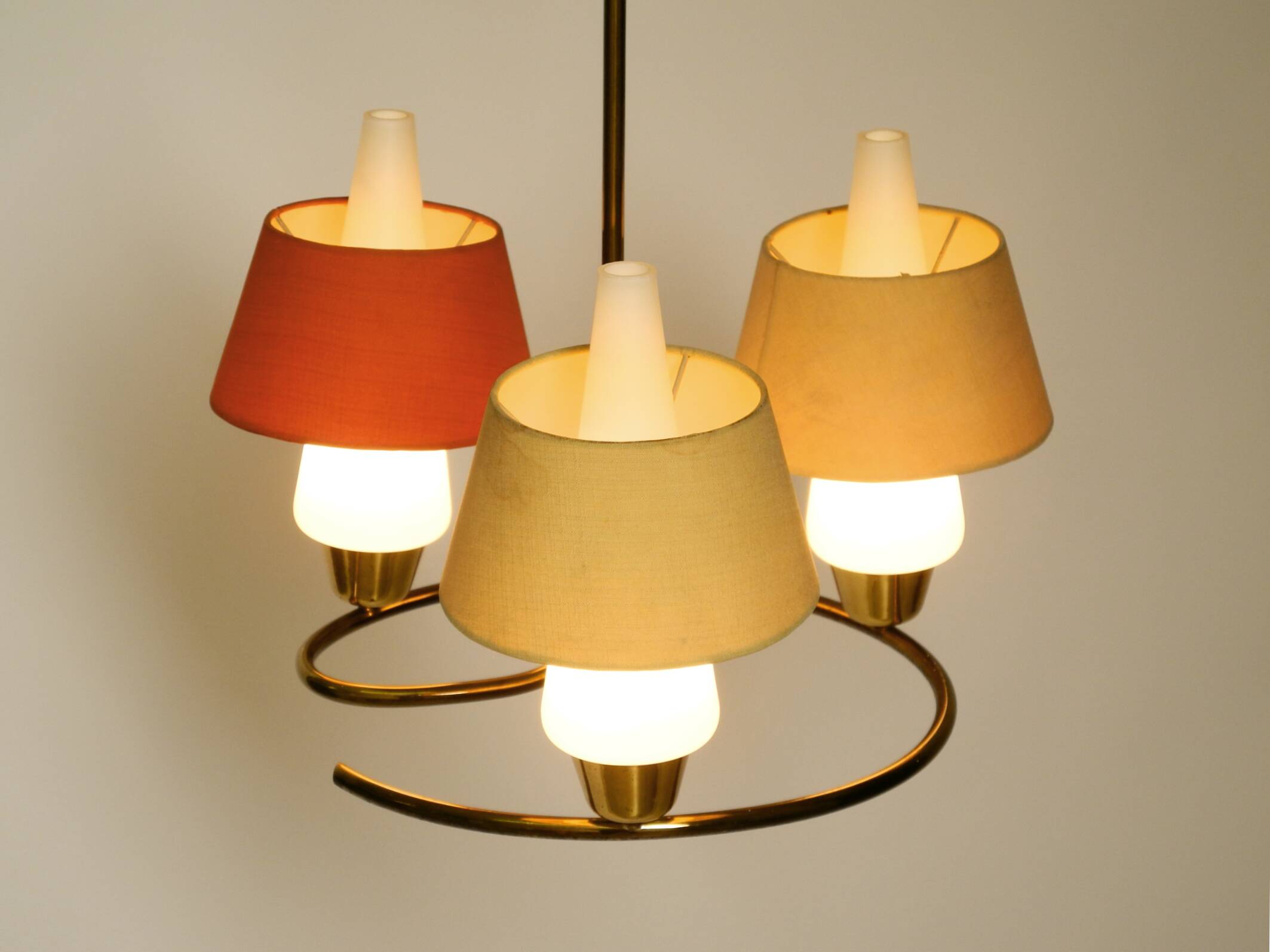 Lampe de plafond en laiton du milieu du siècle avec des abat-jours en verre et en tissu par JT Kalmar