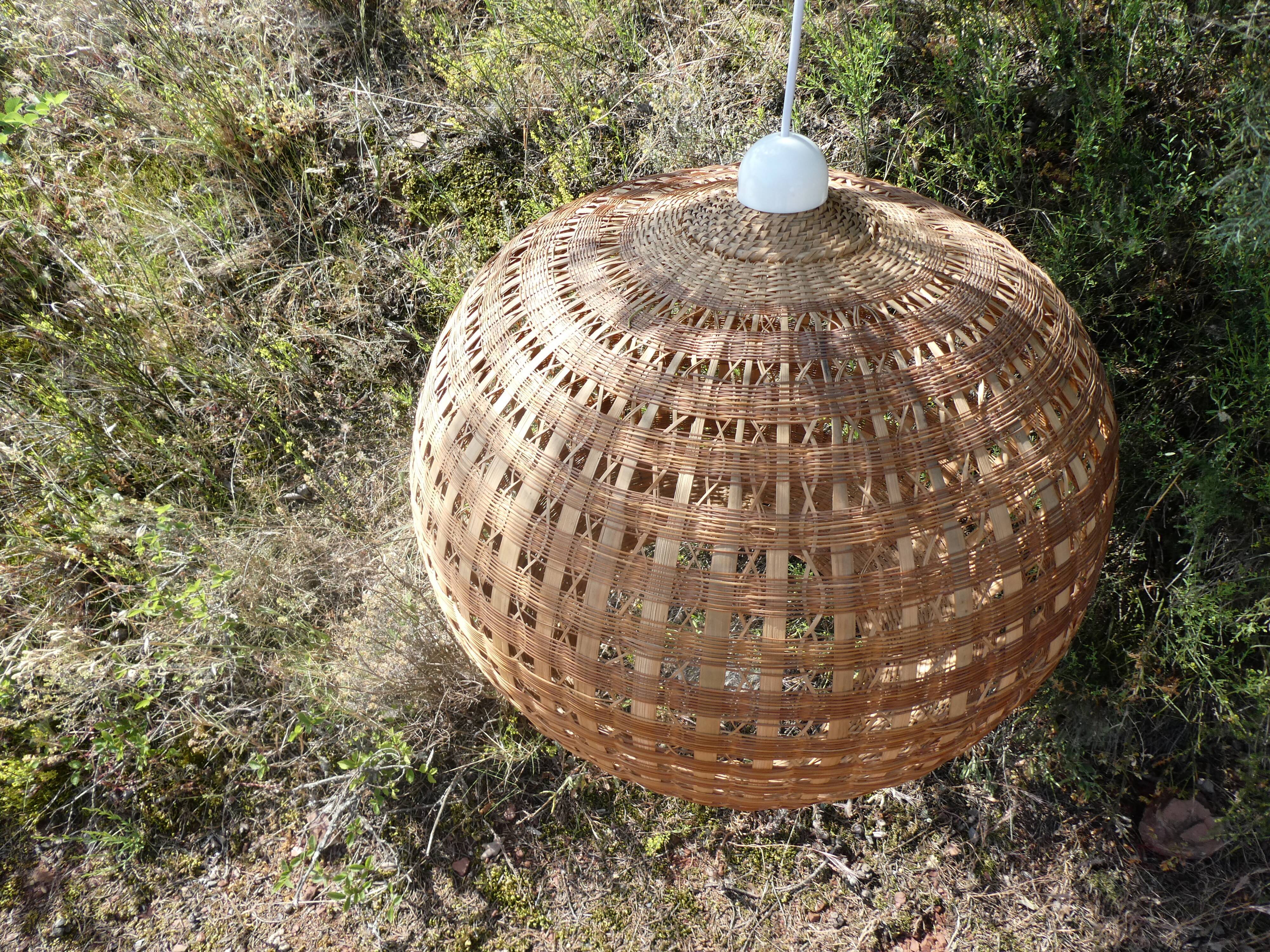 Suspension ball in rattan straw