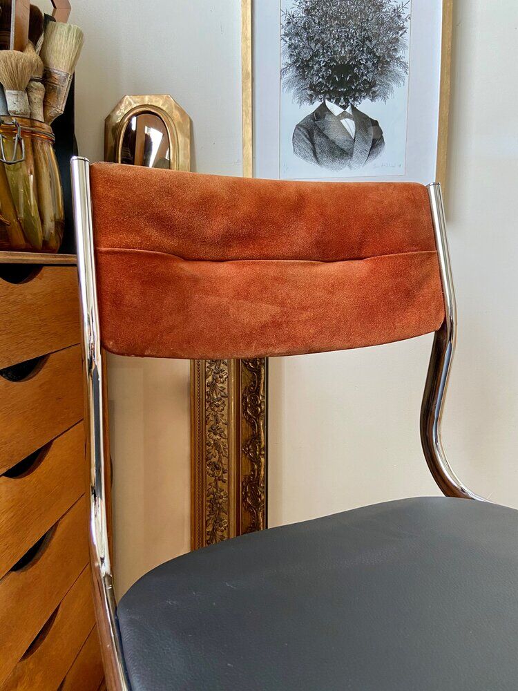 Paire de chaises en nubuck, skaï et aluminium chromé