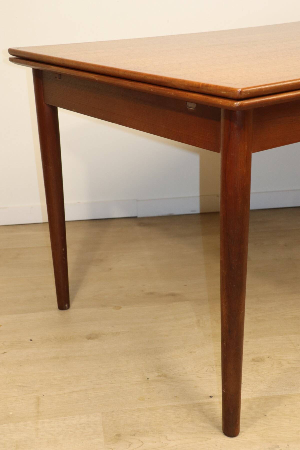 Danish Scandinavian extendable dining table in teak, 1960.