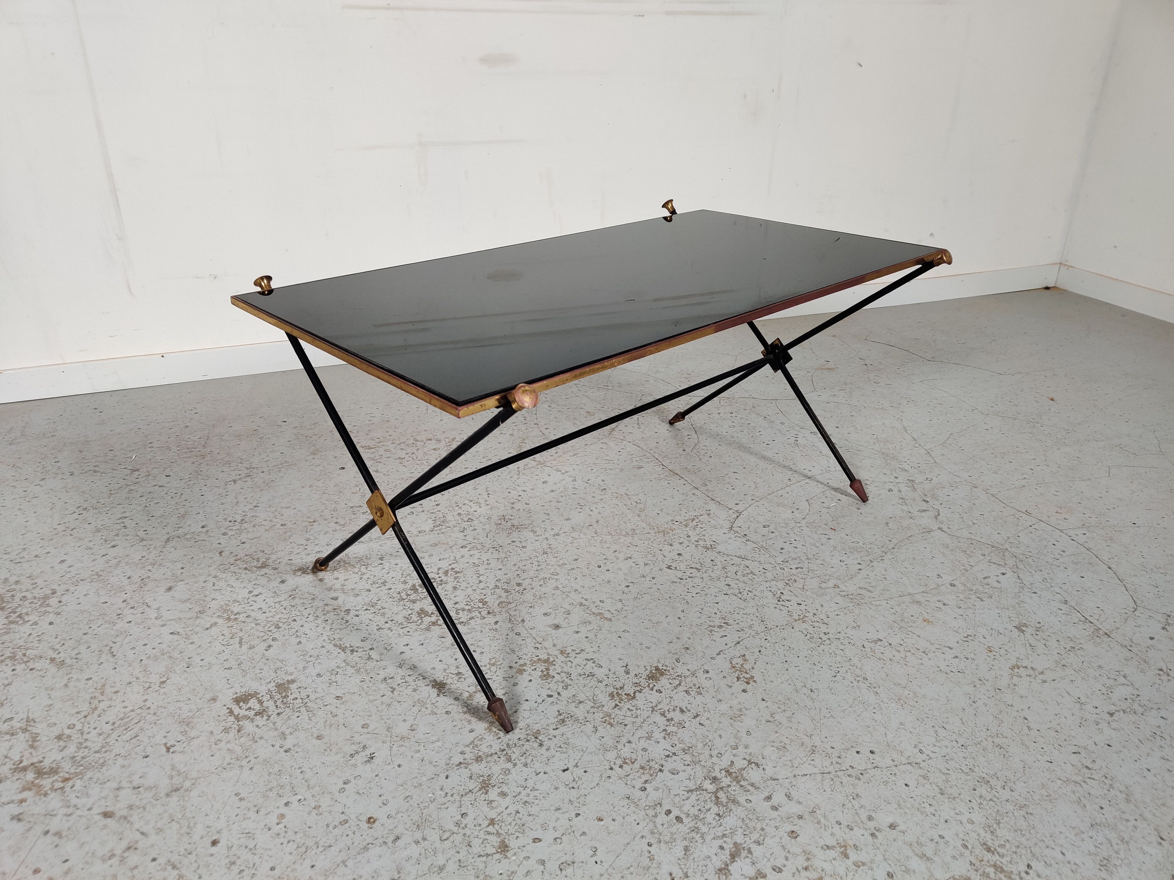 Table basse en laiton et verre