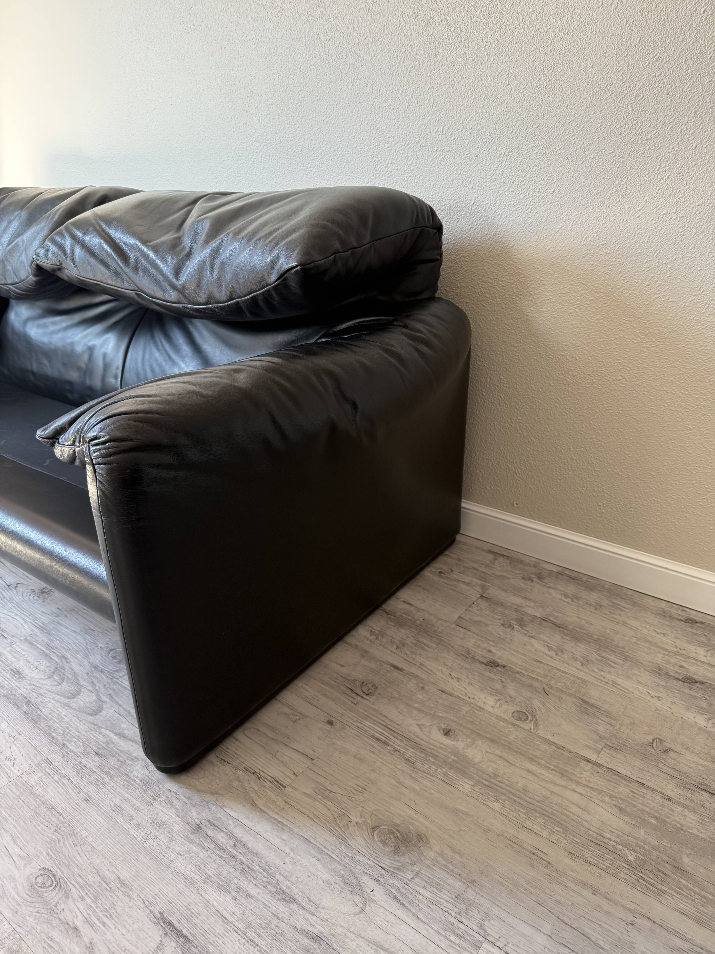 Maralunga leather canapés by Vico Magistretti for Cassina