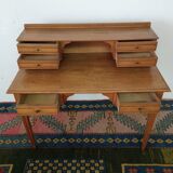 Old-tiered desk