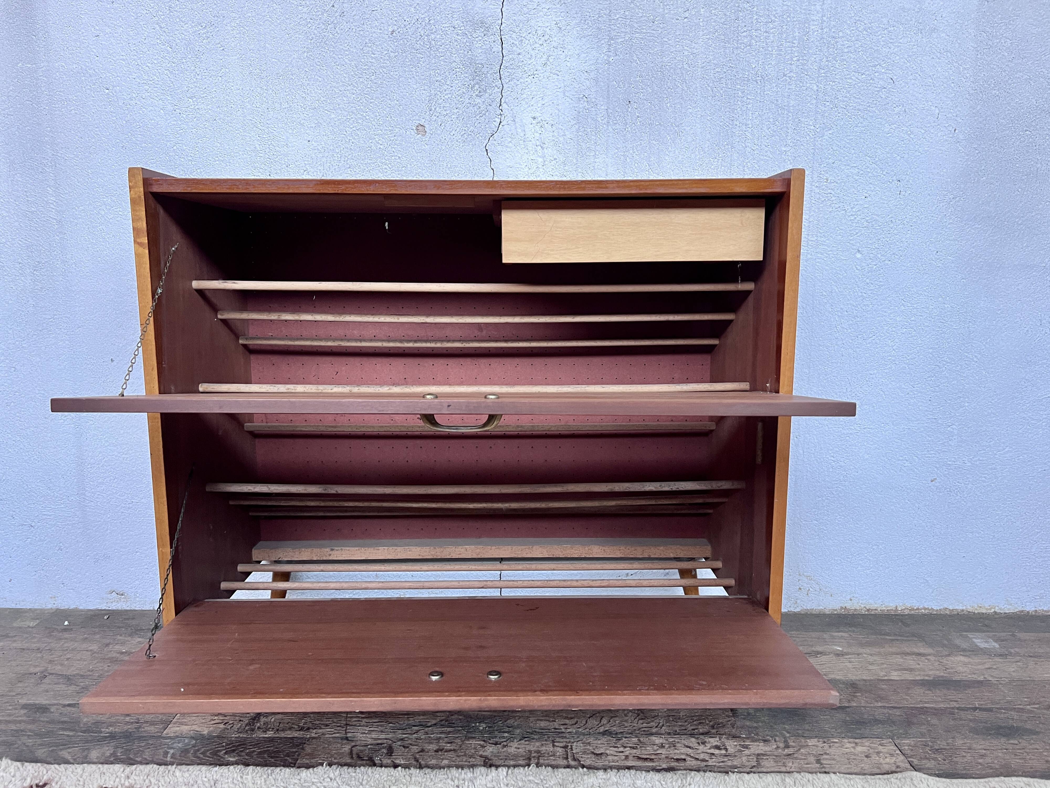 Two-color shoe furniture from the 50s with compass feet