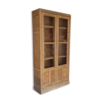 Armoire vitrée parisienne