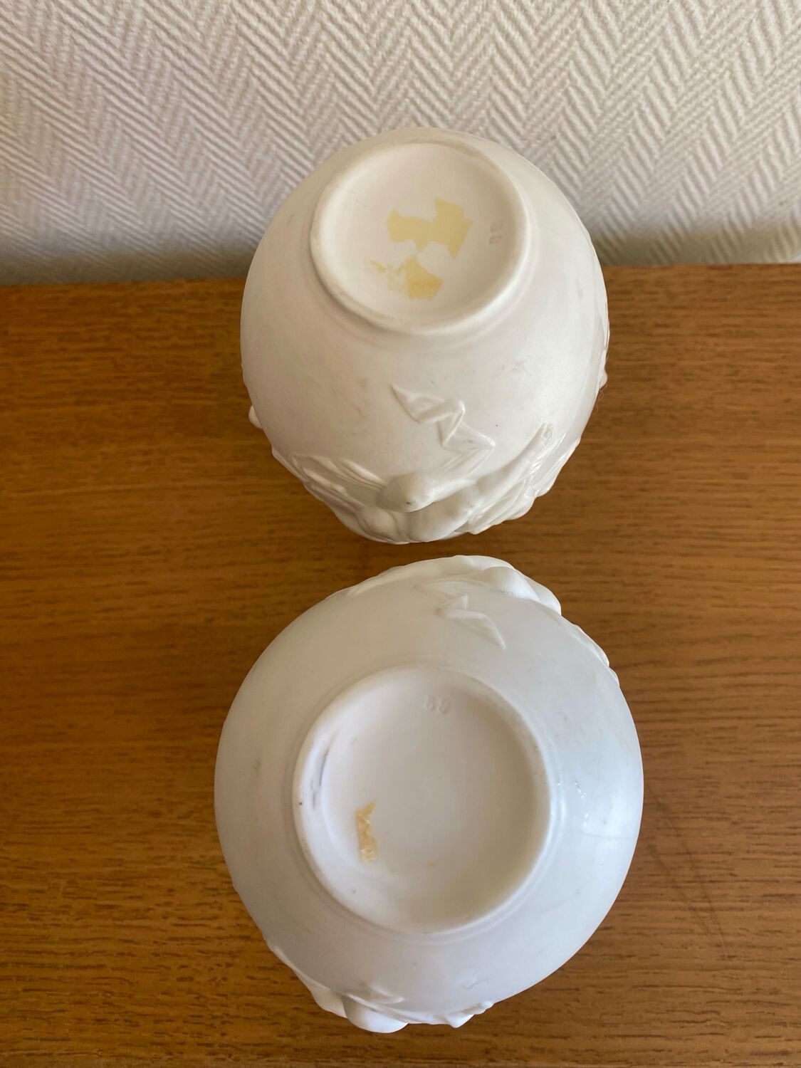 Paire de vases en biscuit decor putti et tête de bélier