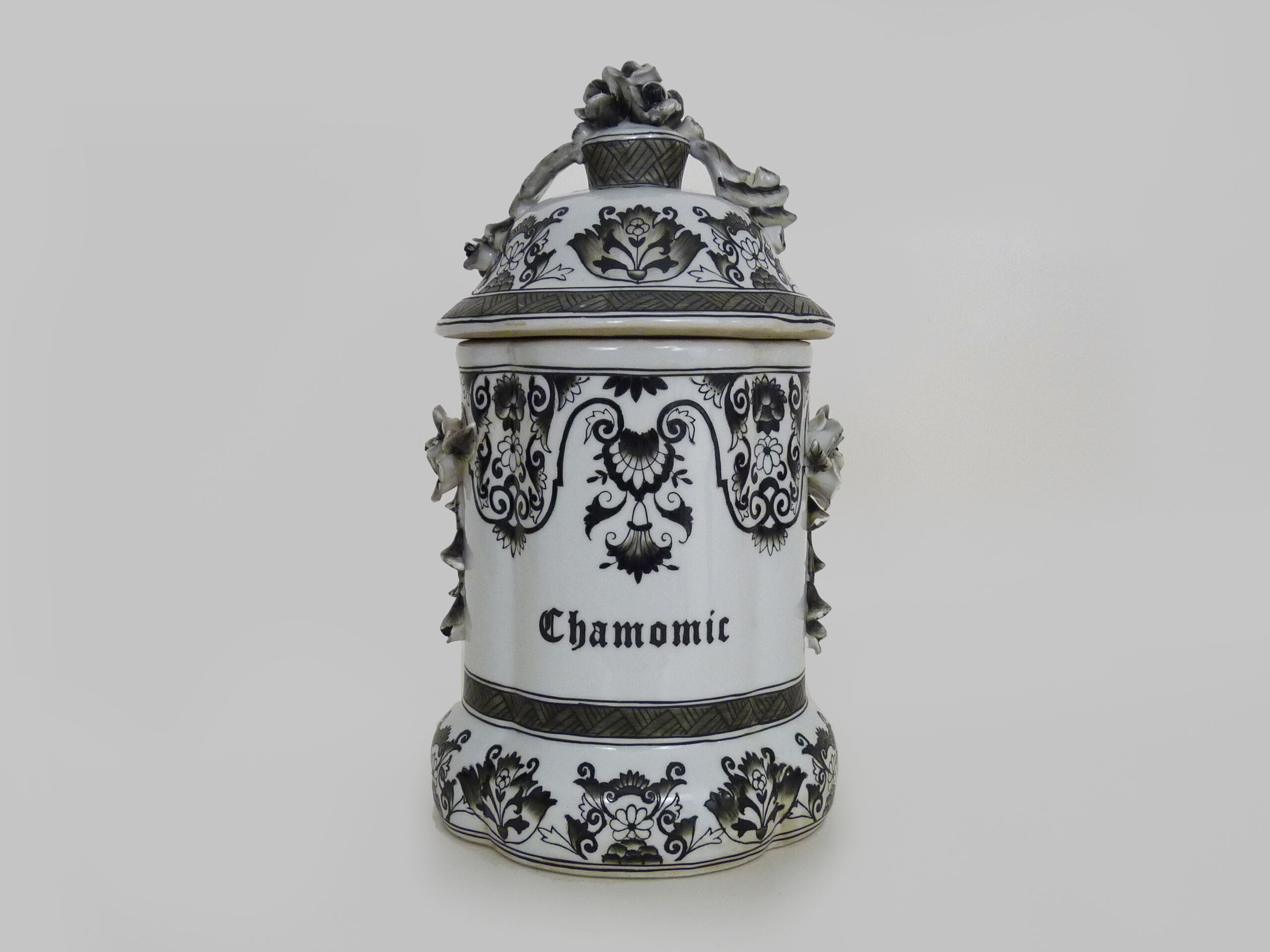 Chasonic porcelain medicine jar, hand painted. XIXth