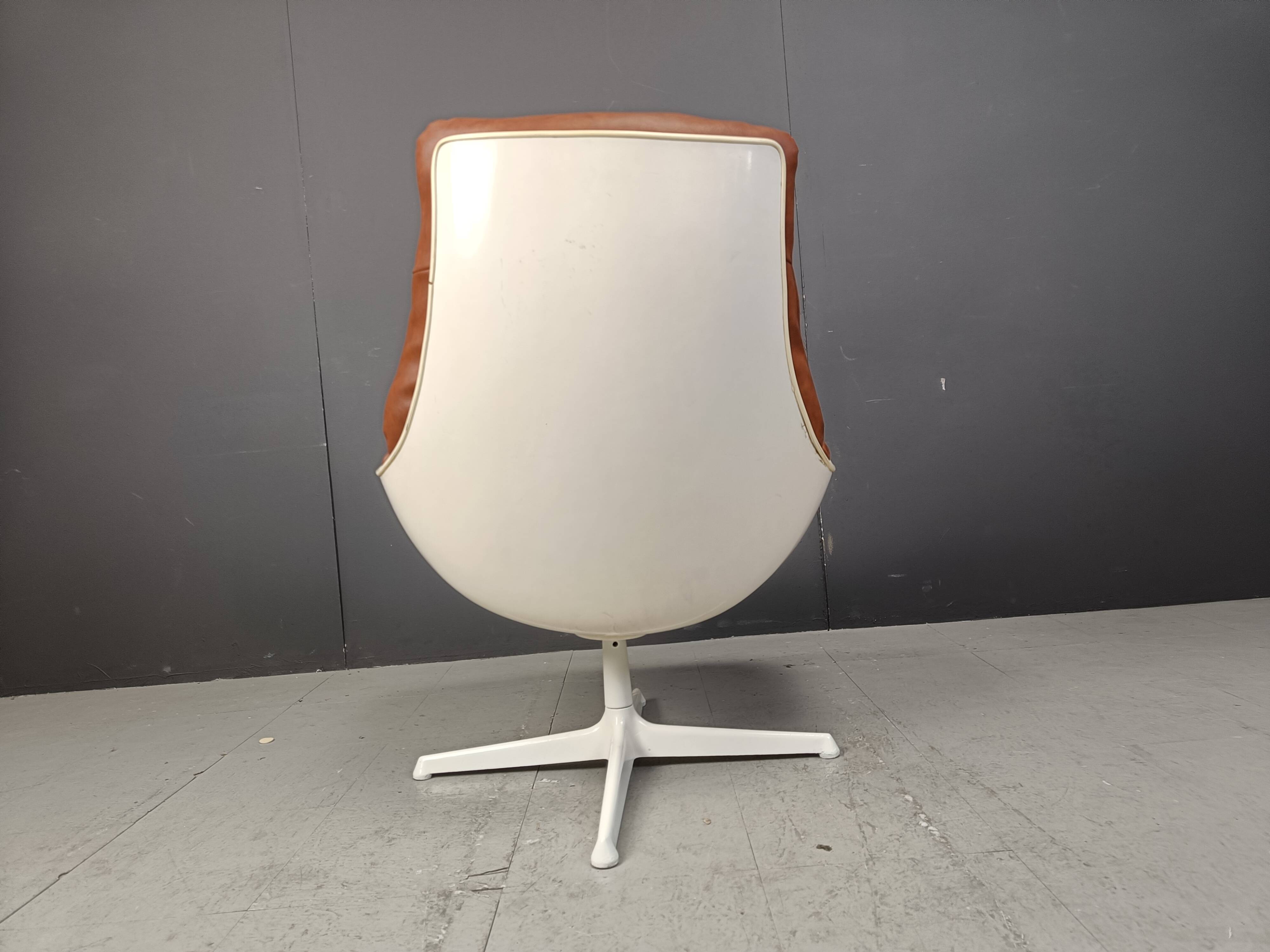 Space age fiberglass swivel chair, 1960s