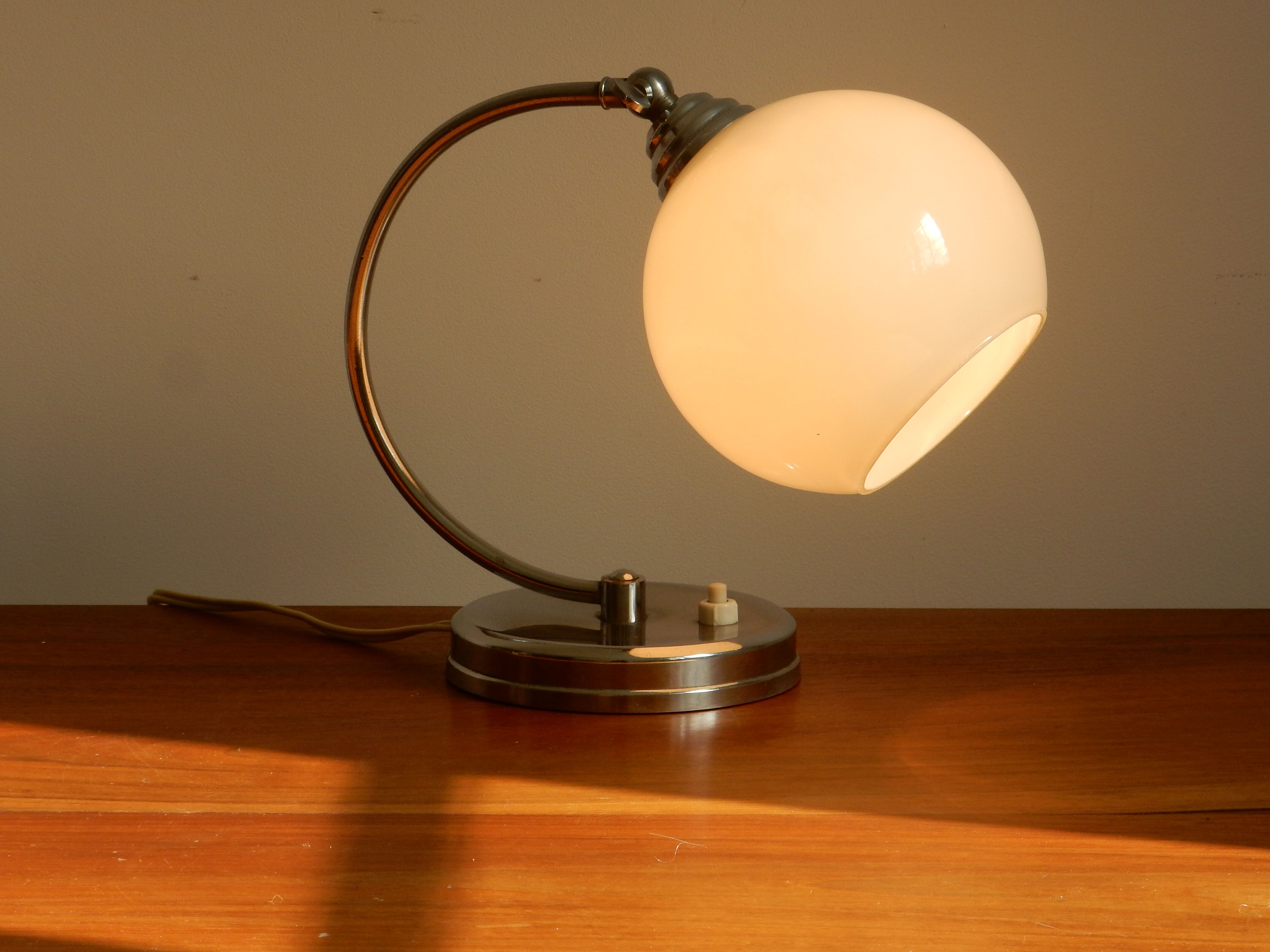 Bedside lamp shaped Art Deco ball of the 30s