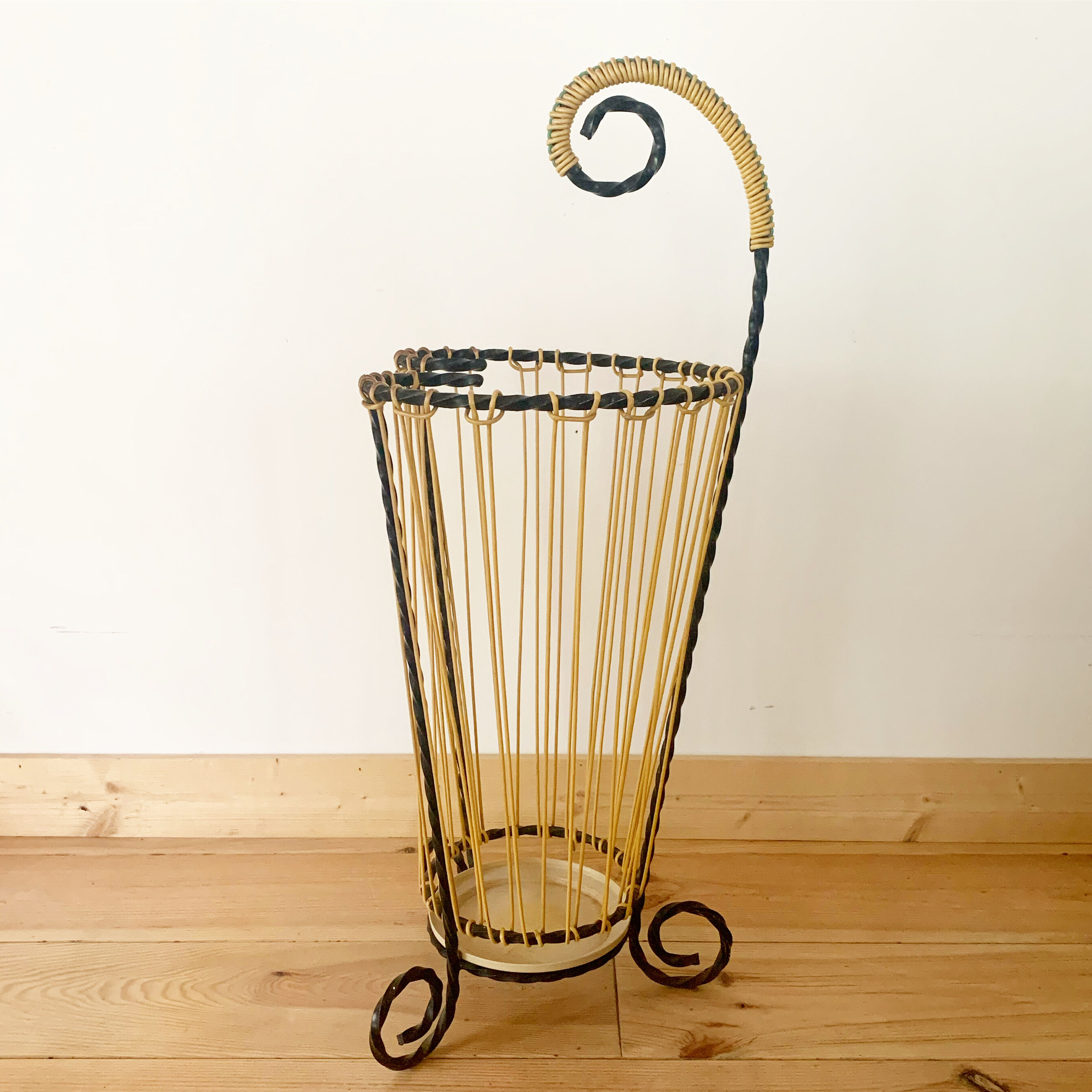 Wrought iron umbrella holder and scoubidou wires