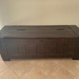 Coffre chene fonce sculpte 18e