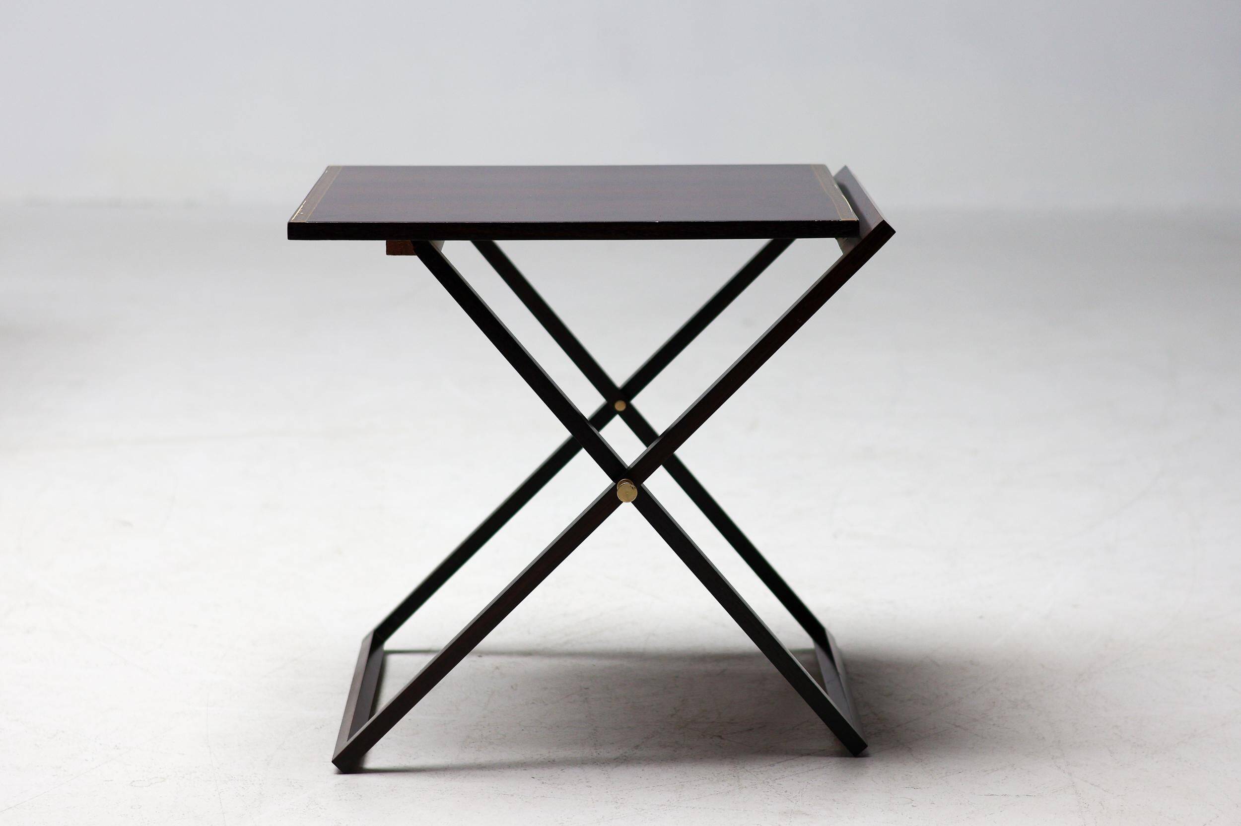 Ensemble de cinq tables d'appoint modernes en palissandre danois.