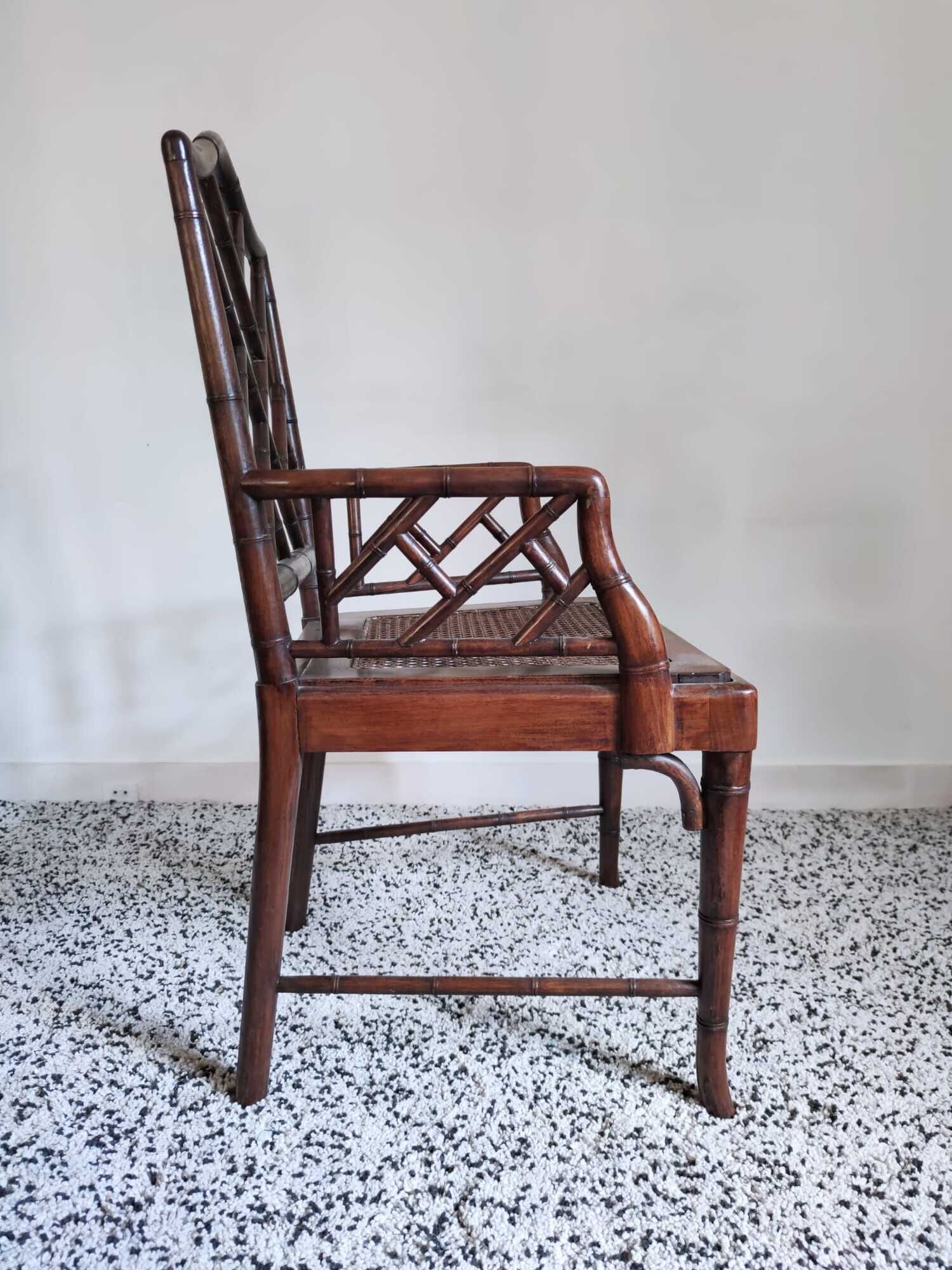 Fauteuil asiatique canné en bois à l'imitation du bambou