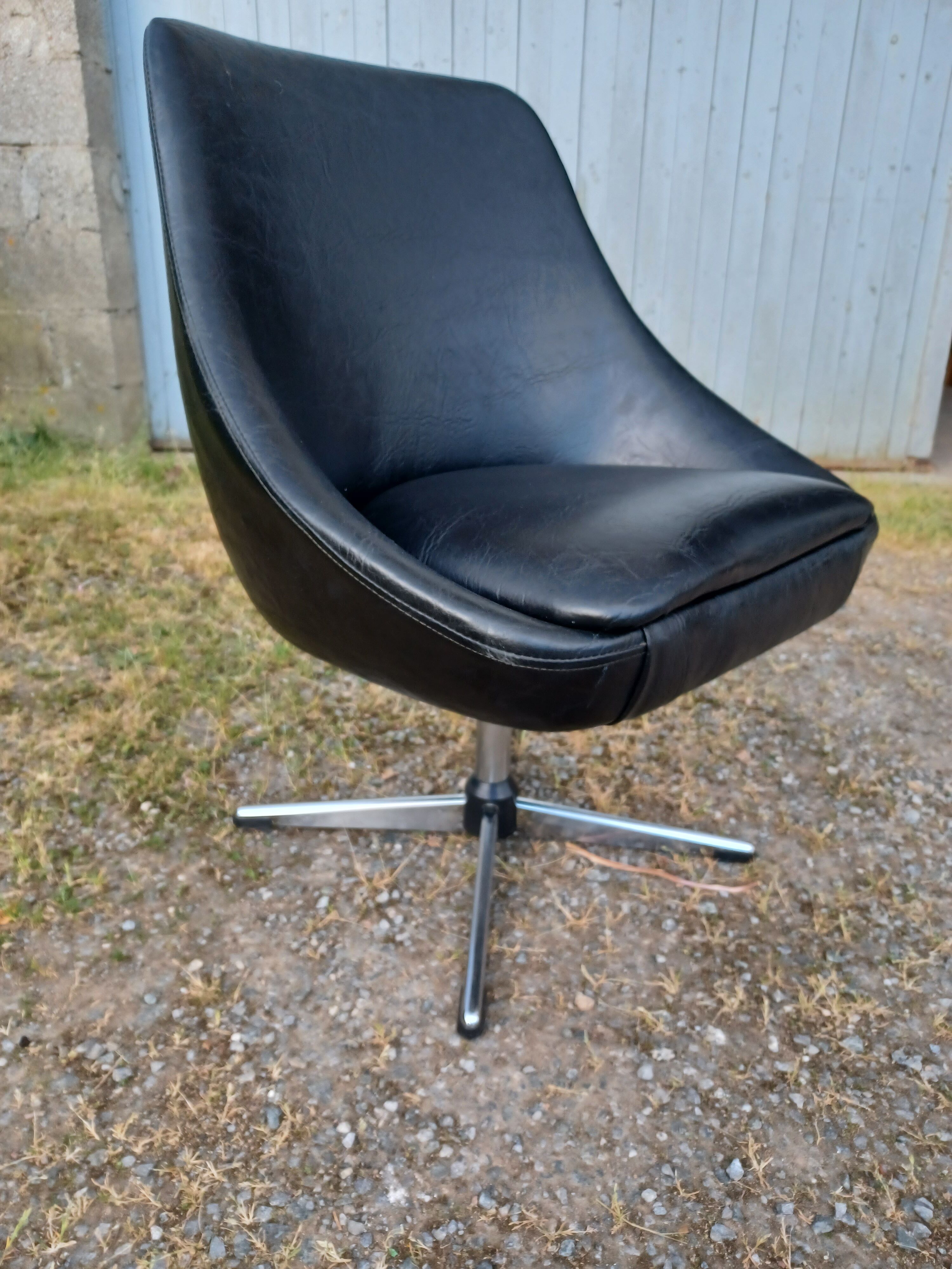 Swivel chair, 70