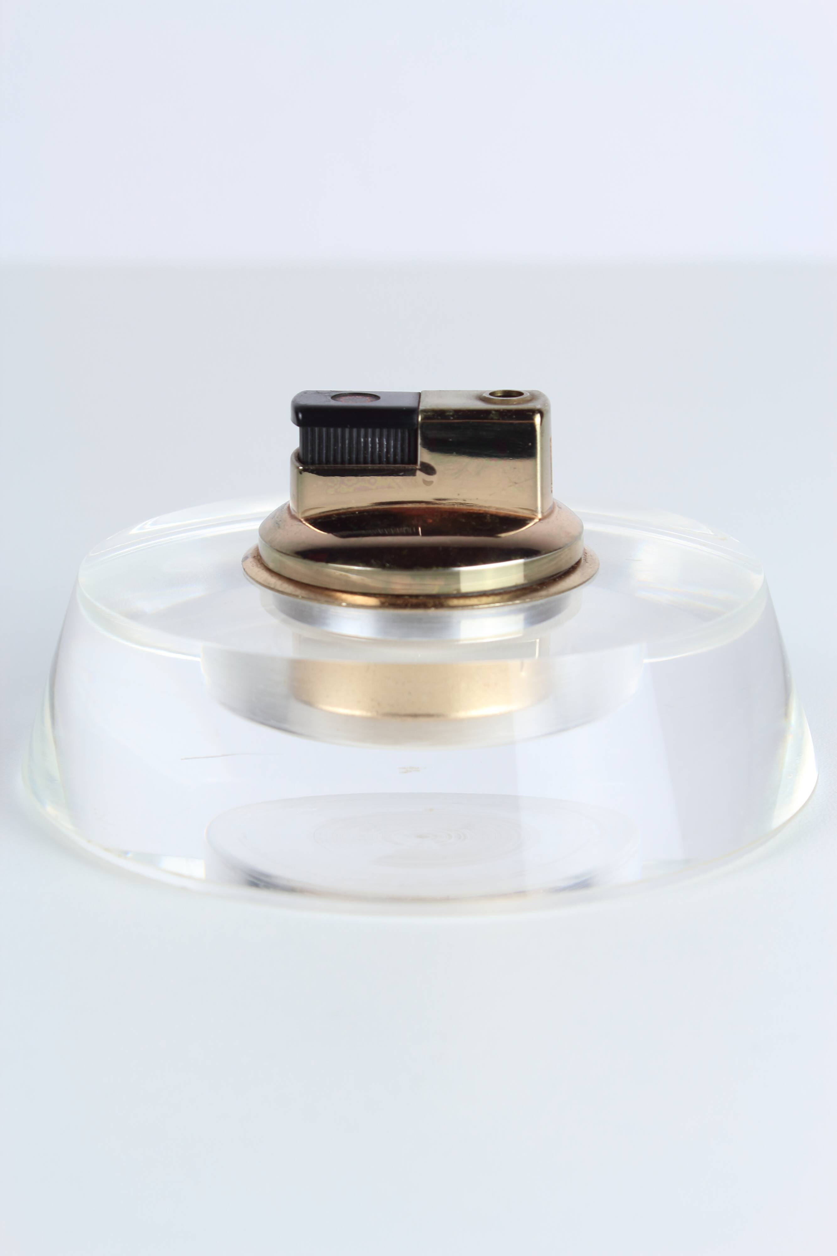 Table lighter in plexiglass and gold metal, Crespi style, 1970s.