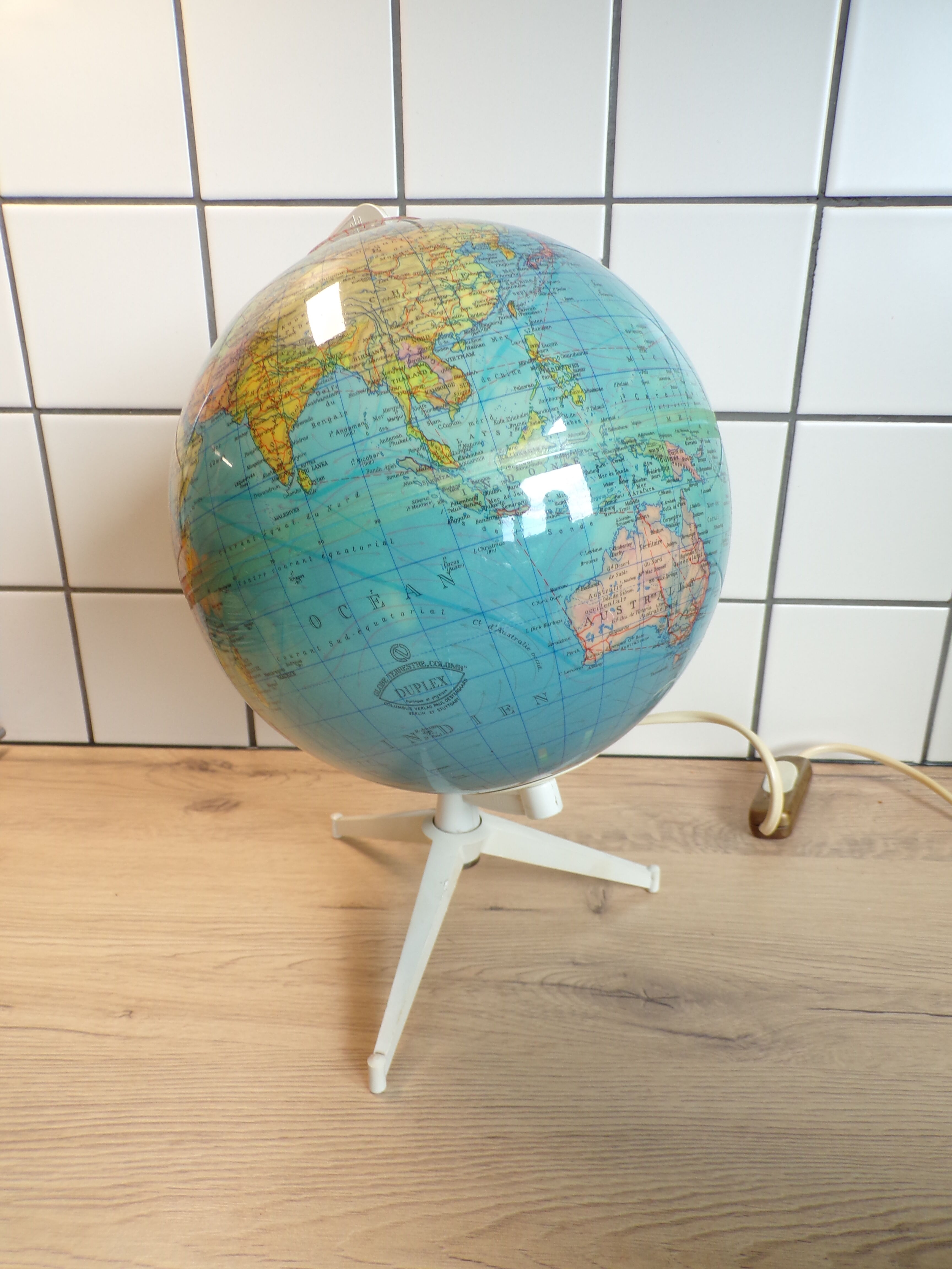 Bright Globe Vintage Duplex
