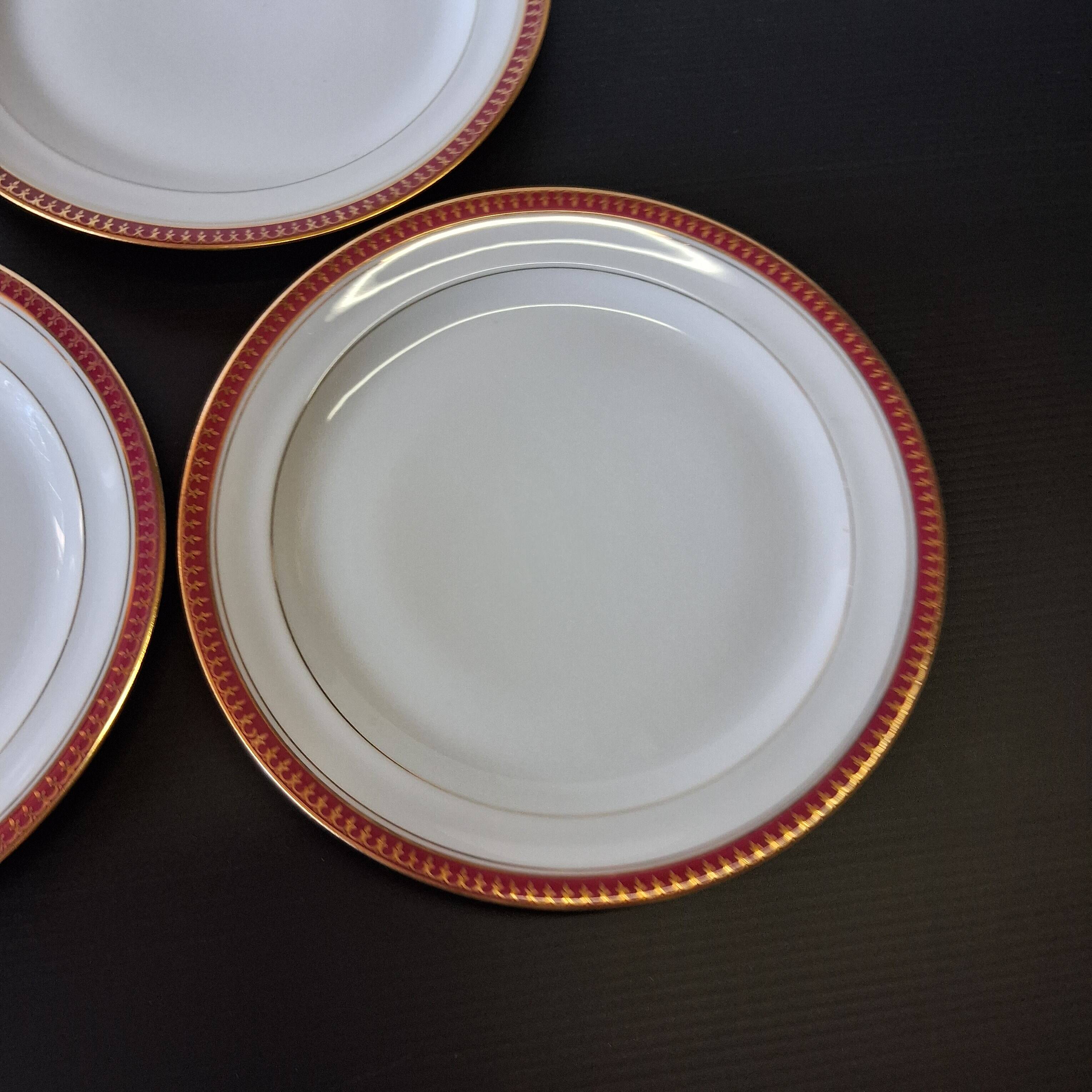 Set of porcelain plates from Chastagner et Cie in good condition.