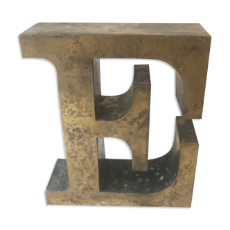 Old letter sign E