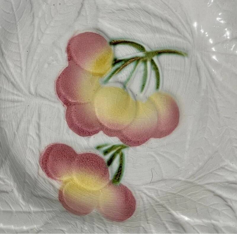 Plat à tarte et deux assiettes à dessert en barbotine de Sarreguemines