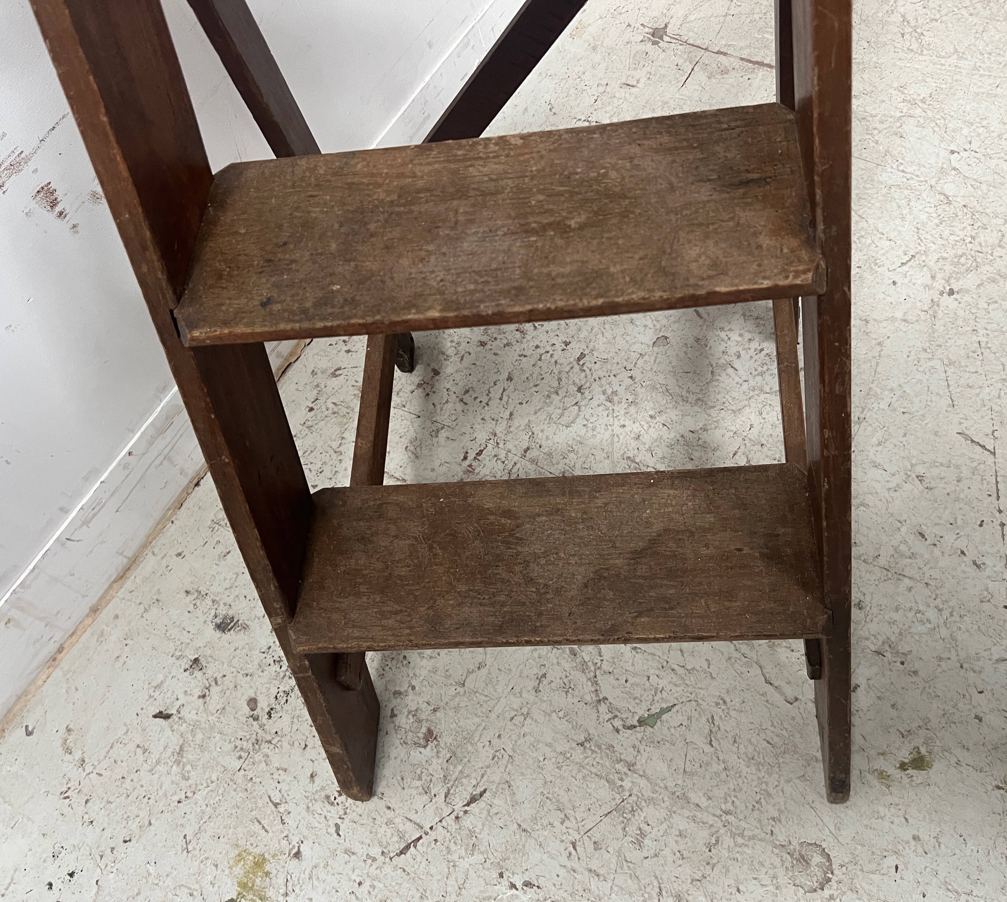 Library step stool with three steps in patinated beech, 20th century.