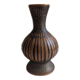Vase en bambou tressé