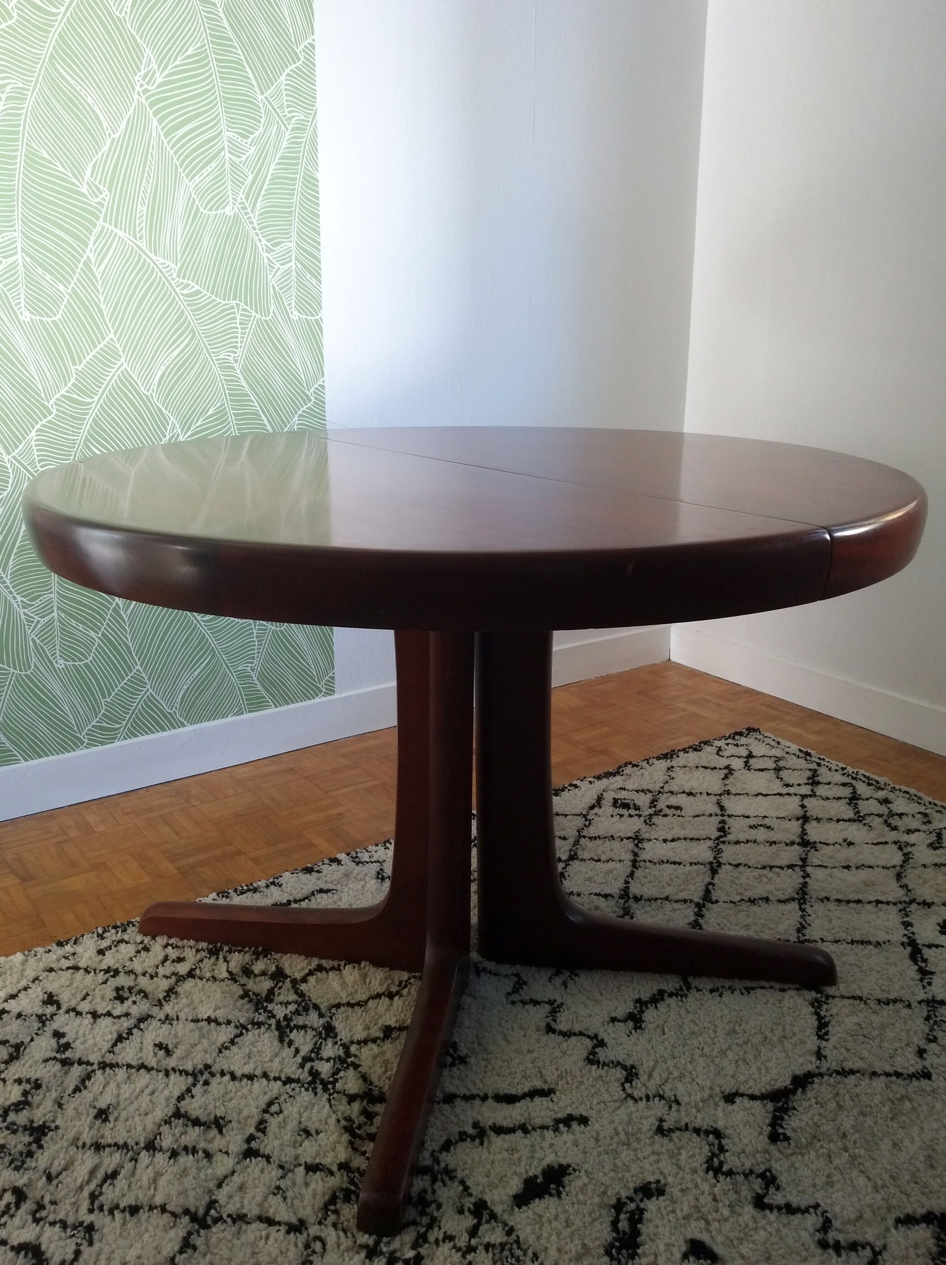 Danish extendable round table on central support