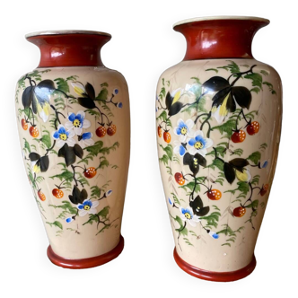 Paire de vases en opaline émaillés