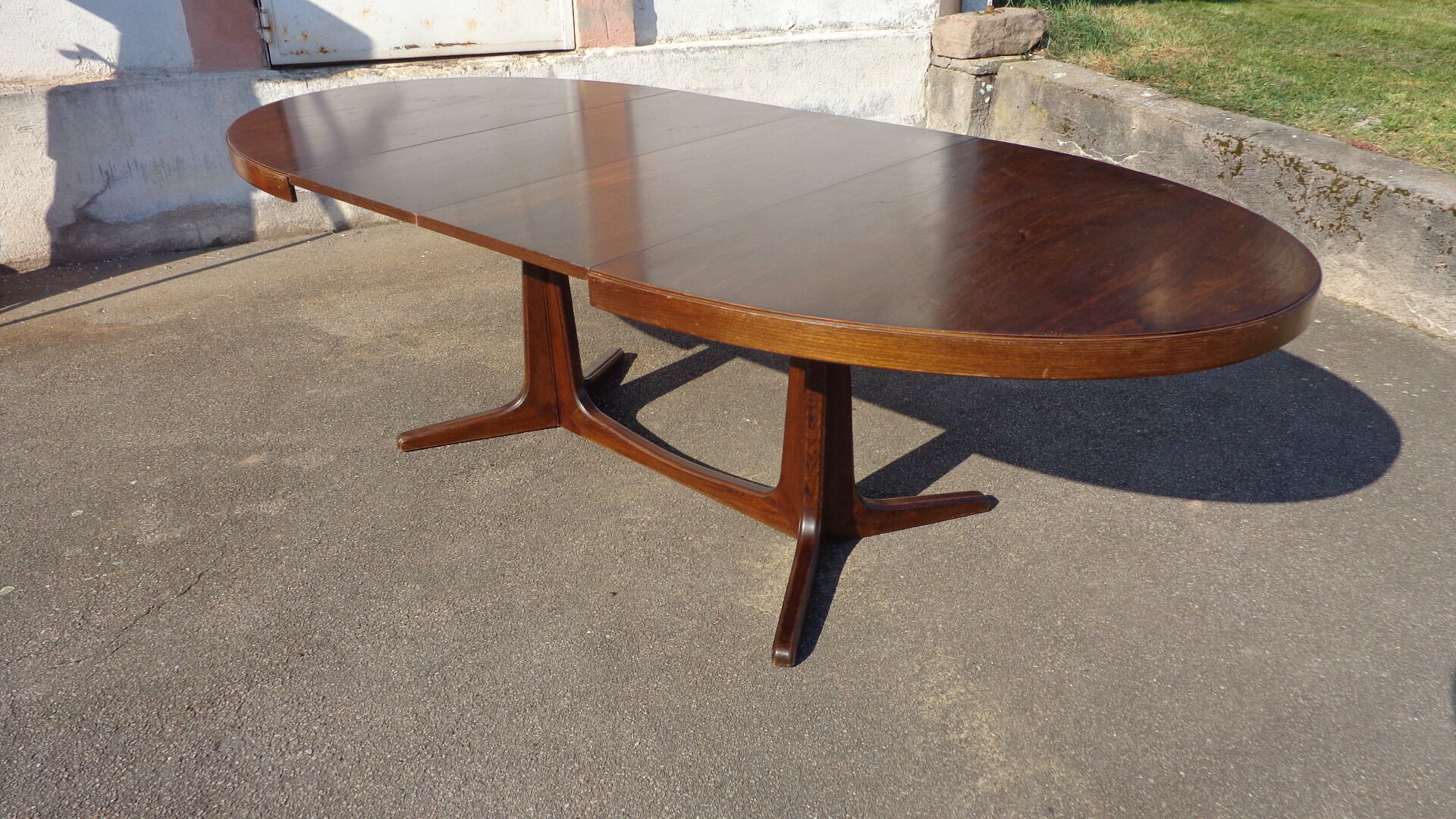 Baumann oval table