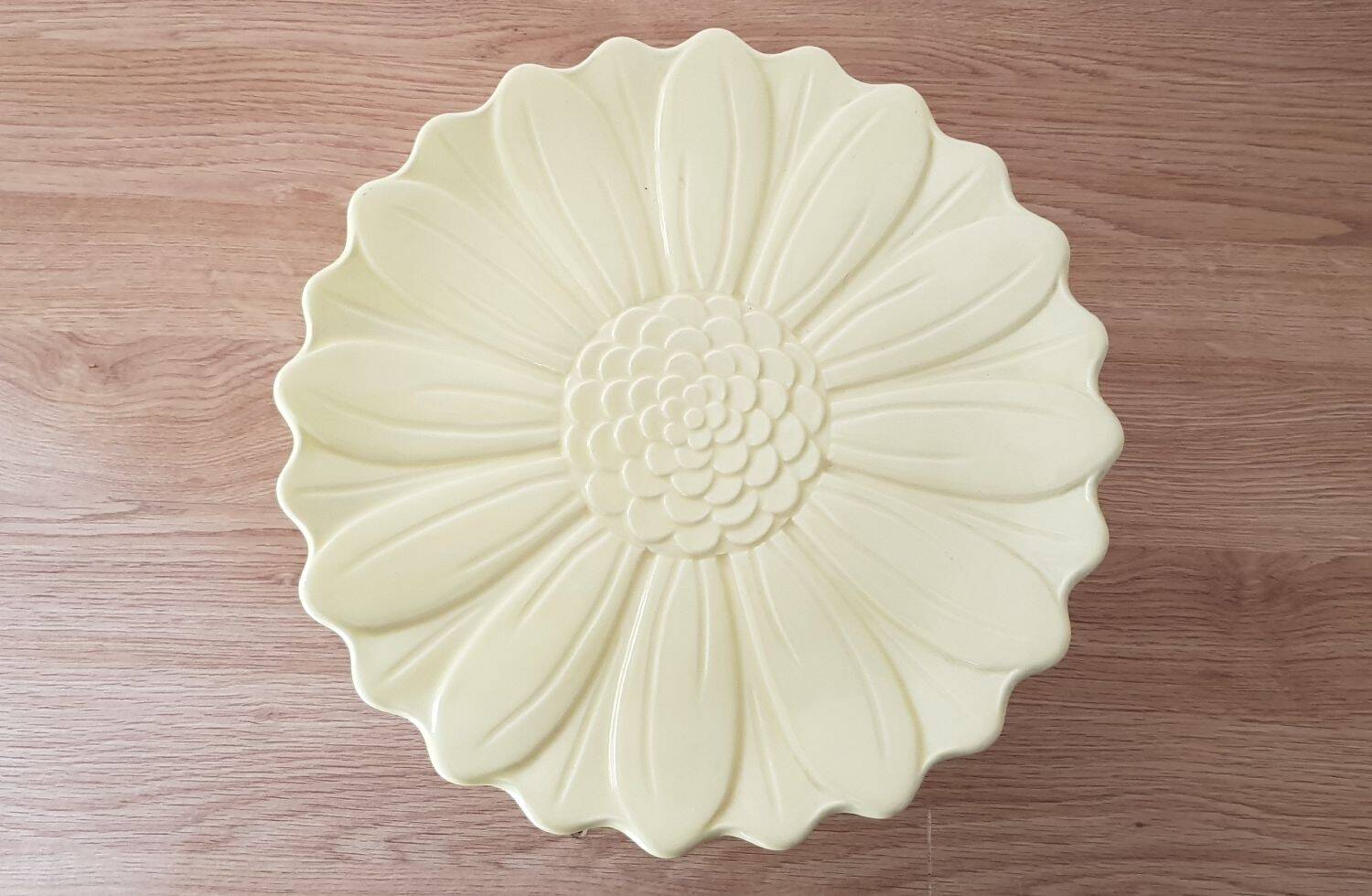 MARGUERITE Cake Display