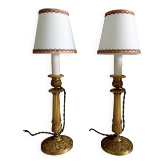 Paire de lampes bougeoirs en bronze ciselé