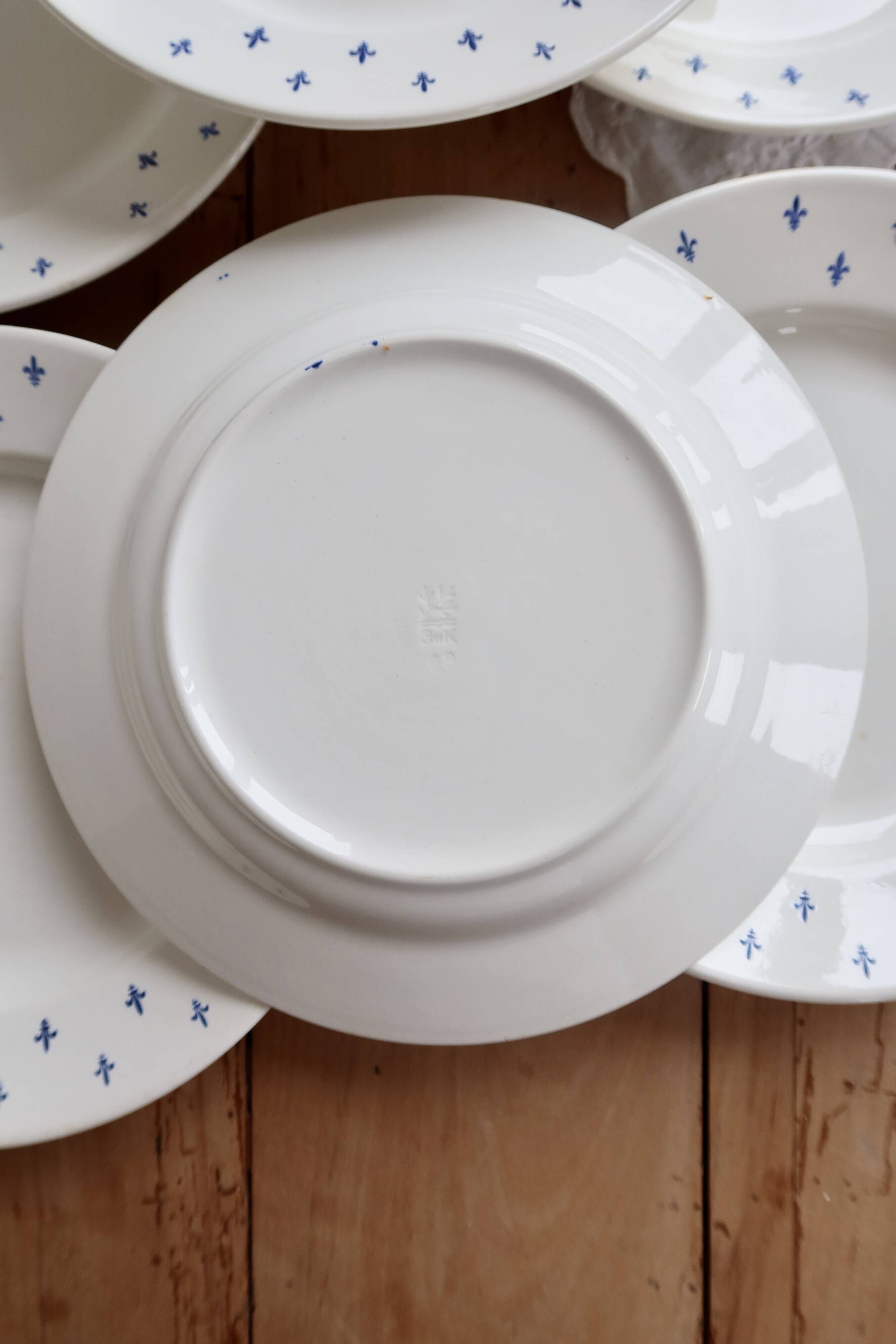 6 assiettes plates vintage en faïence blanche – décor fleurs de lys bleu