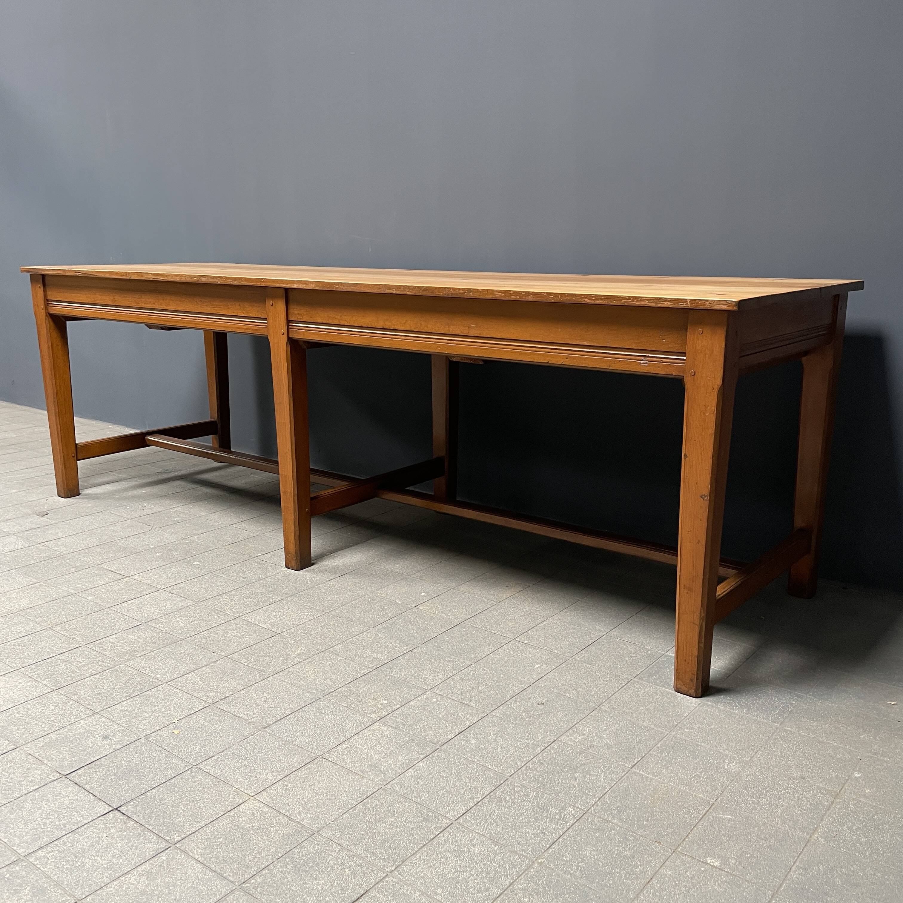 Grande table à draperie en bois antique