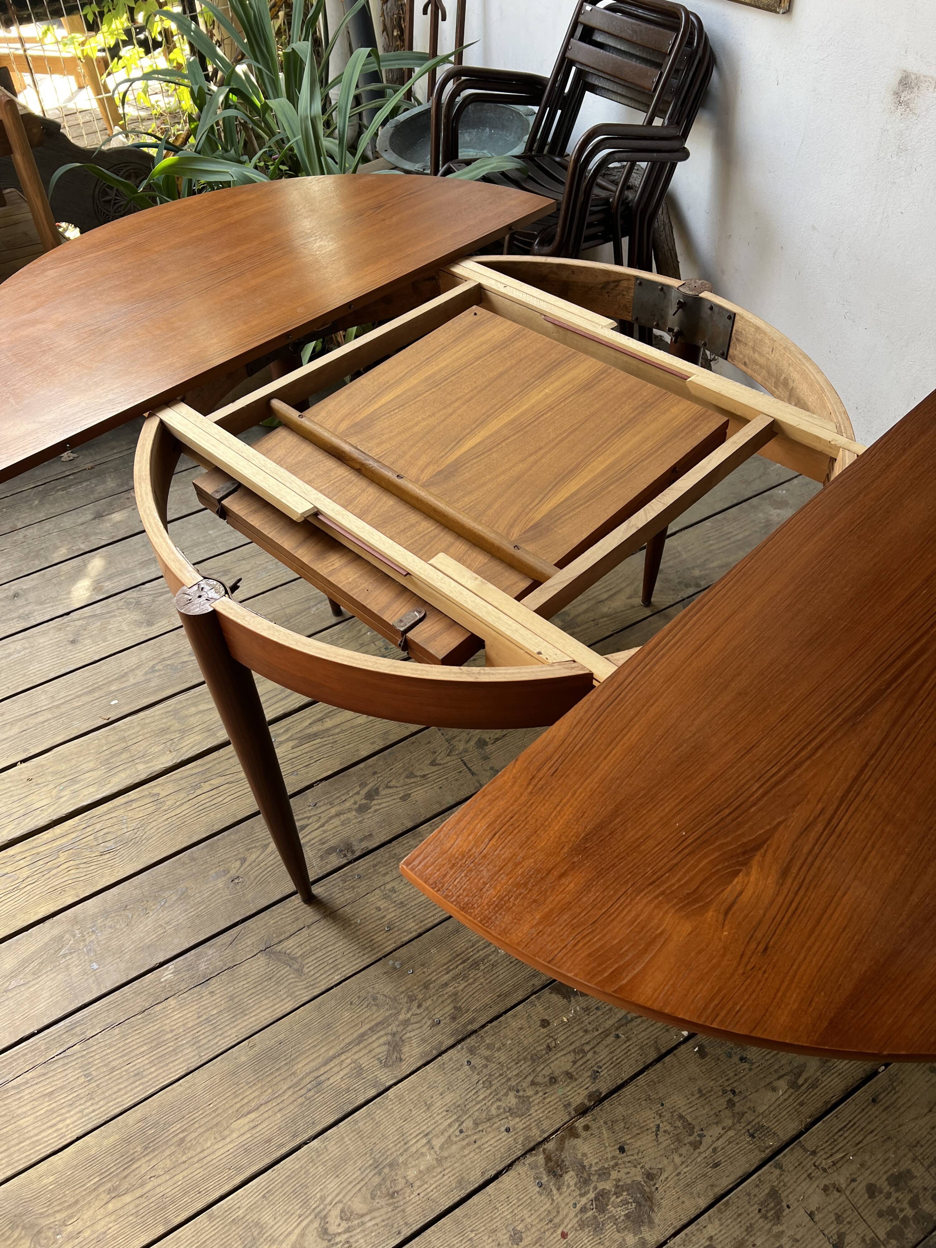 Round extendable table