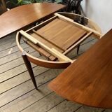 Round extendable table