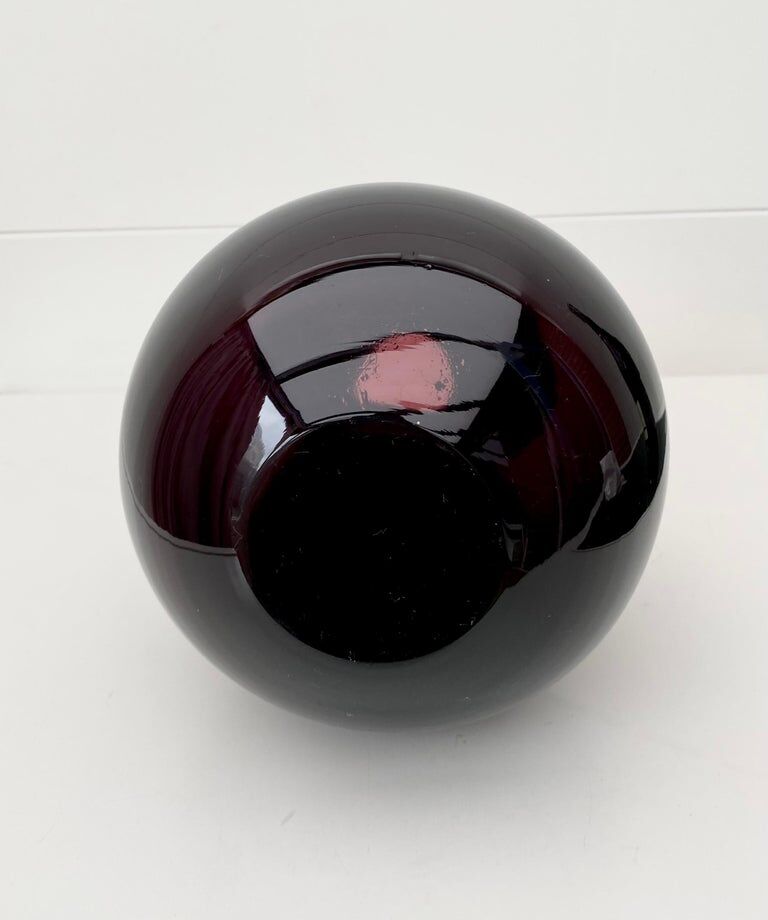 Vase en verre violet vers les années 1960