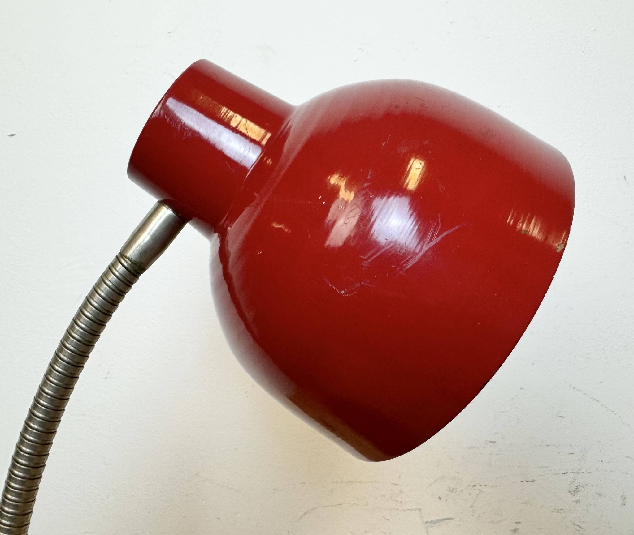 Lampe de Table Industrielle Rouge à Col de Cygne, 1960s