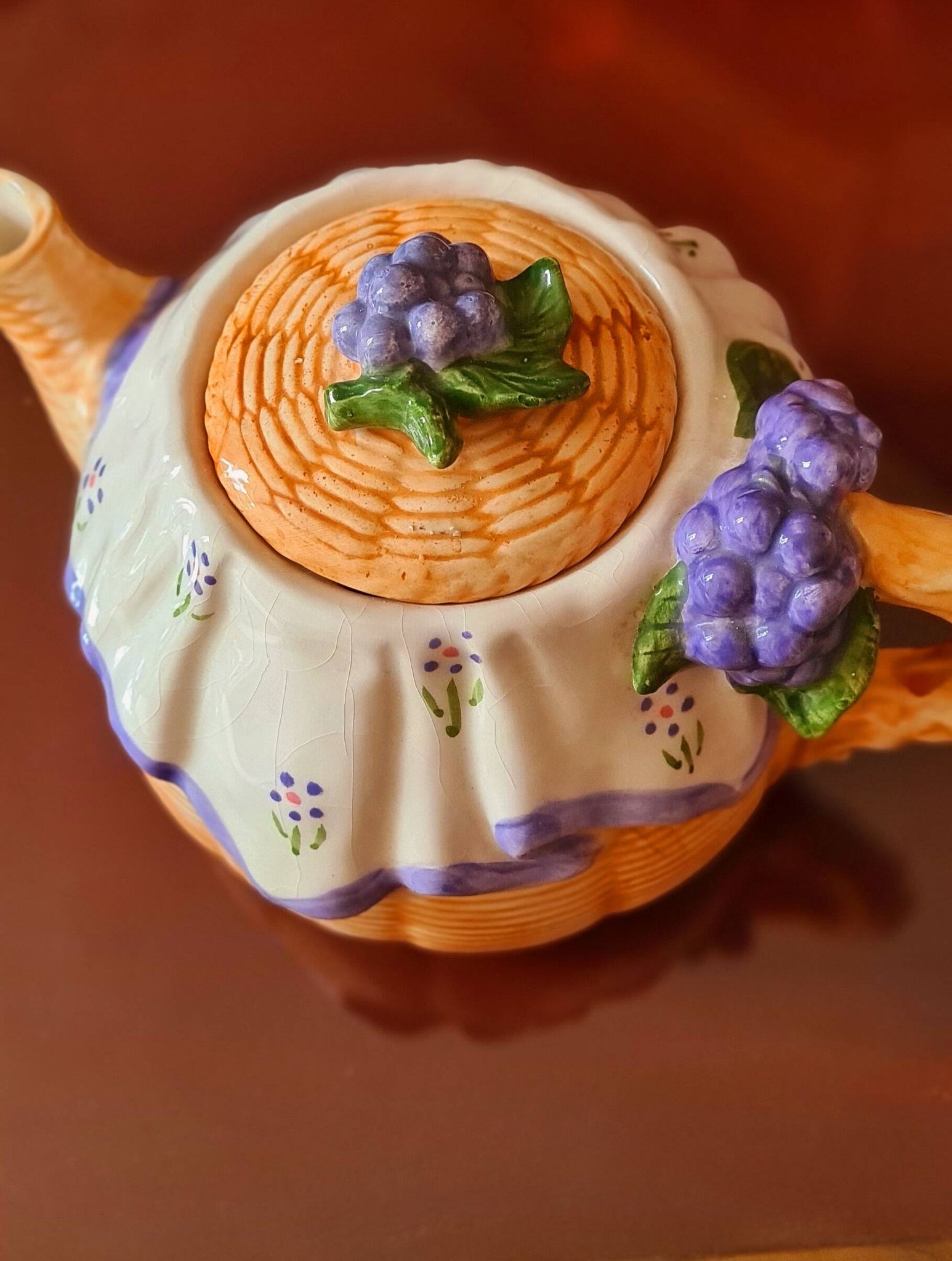 Théière en barbotine motifs Raisins