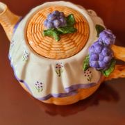 Théière en barbotine motifs Raisins