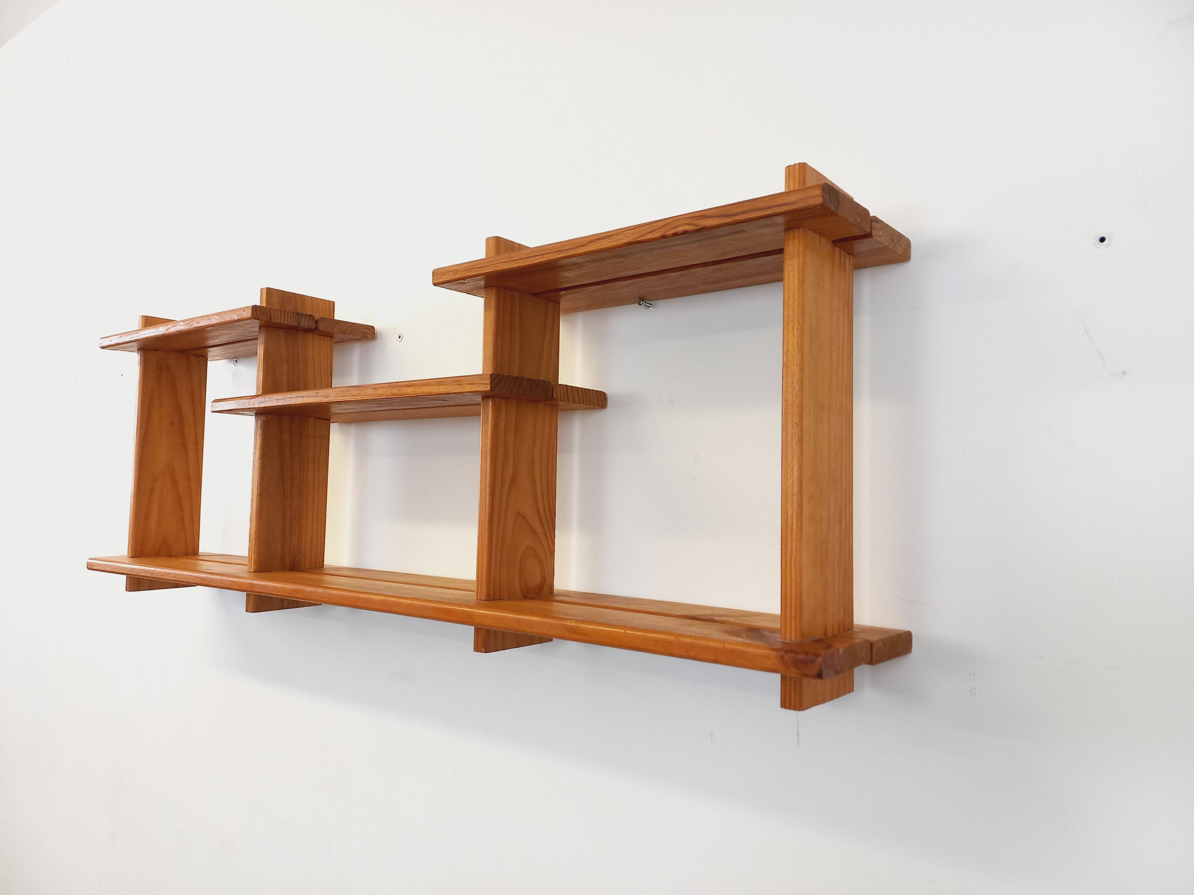 Vintage pine wall shelf in Maison Regain style from the 80s