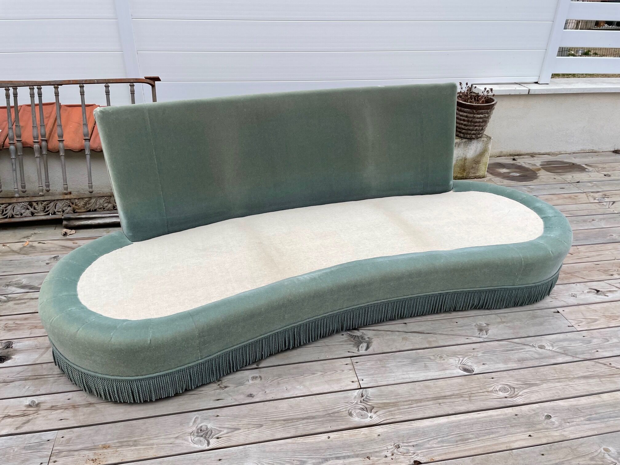 Rounded sofa with fringes