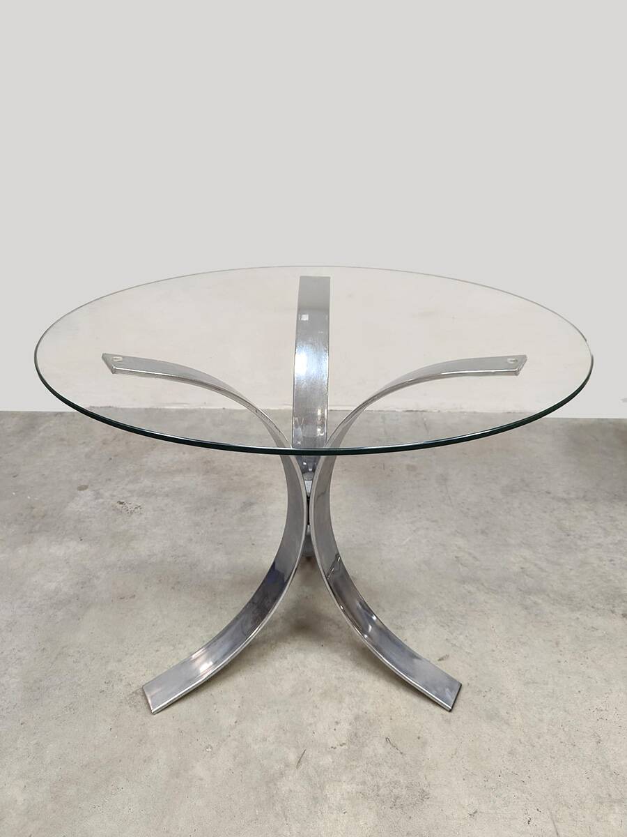 Ensemble de salle à manger vintage en chrome avec table et chaises.