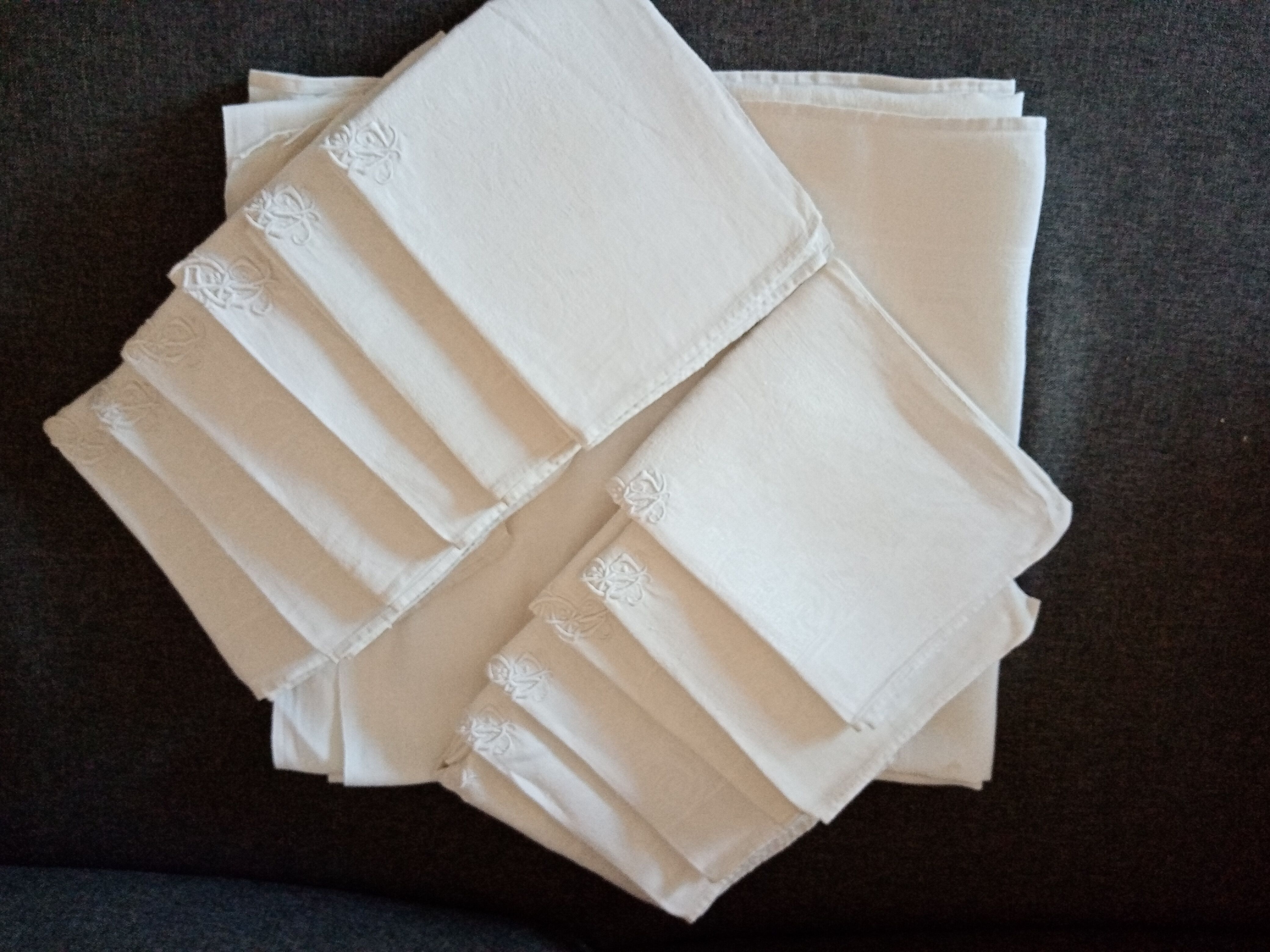 Tablecloth and its 12 damasee towels floral decorations rockery embroidered monogram