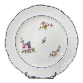 Plate in porcelain of Sèvres with polychrome decoration of flowers of the eighteenth century